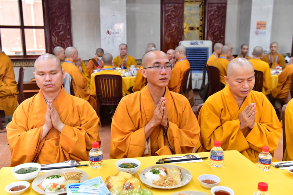Quỹ Đạo Phật Ngày Nay trang nghiêm cúng dường chư Tăng quận 10 nhân lễ bố-tát tại Chùa Giác Ngộ