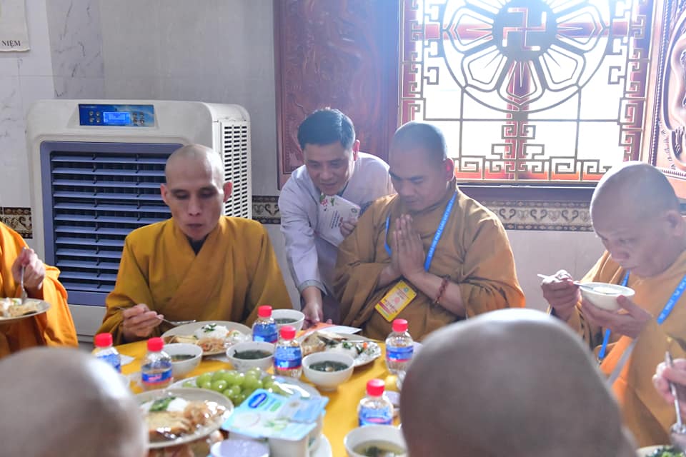 Quỹ Đạo Phật Ngày Nay trang nghiêm cúng dường chư Tăng quận 10 nhân lễ bố-tát tại Chùa Giác Ngộ