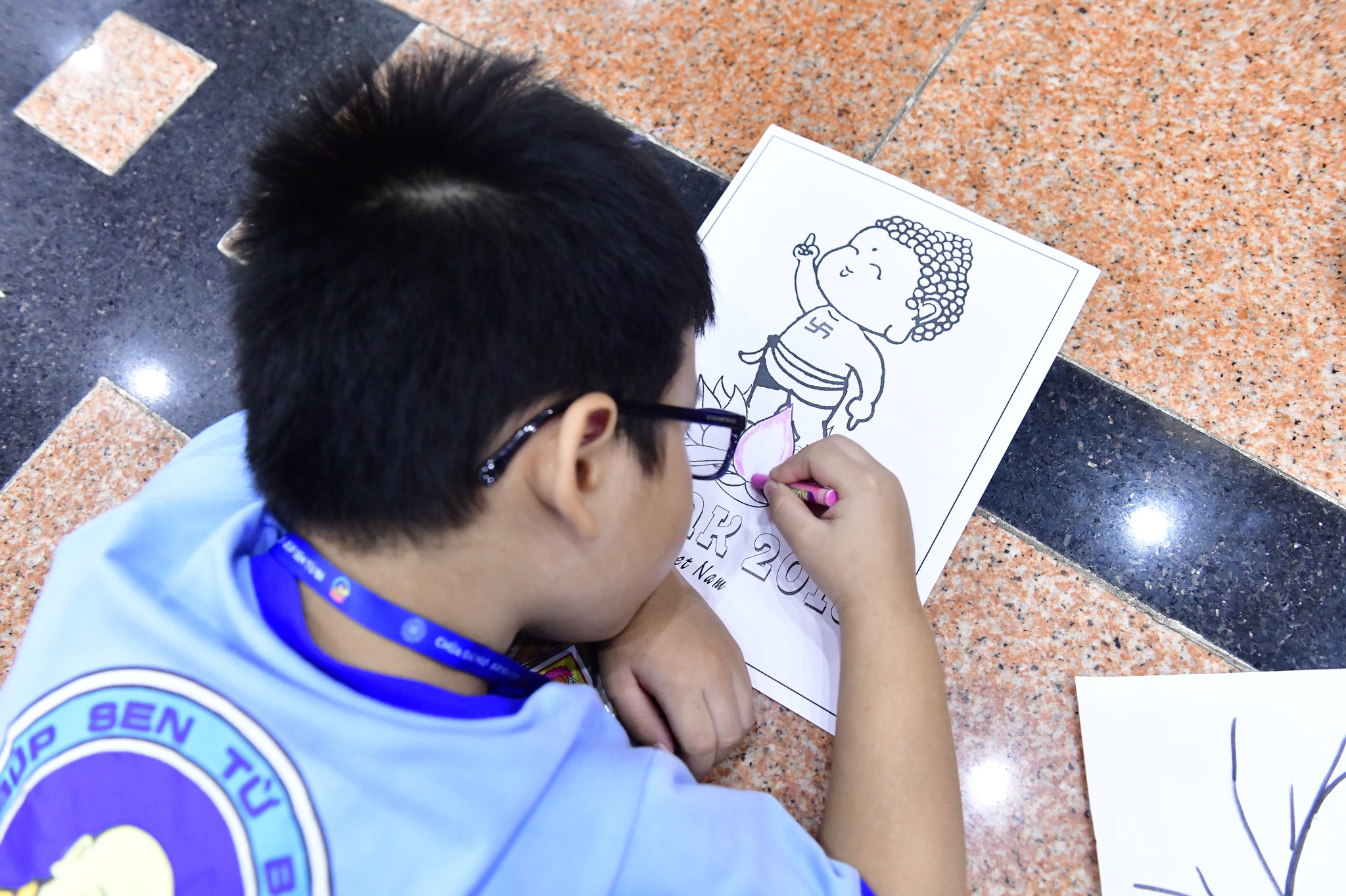 Cô Trần Gia Bảo, Phó Tổng biên tập báo Mực Tím đến thăm hơn 500 em thiếu nhi trong Khóa tu Búp Sen Từ Bi