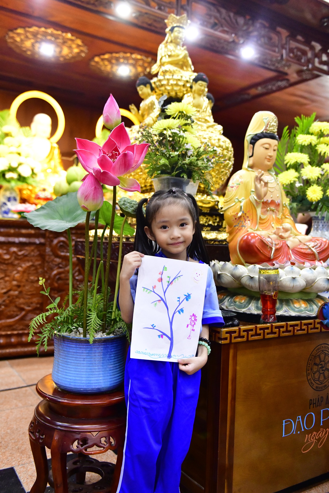 Cô Trần Gia Bảo, Phó Tổng biên tập báo Mực Tím đến thăm hơn 500 em thiếu nhi trong Khóa tu Búp Sen Từ Bi