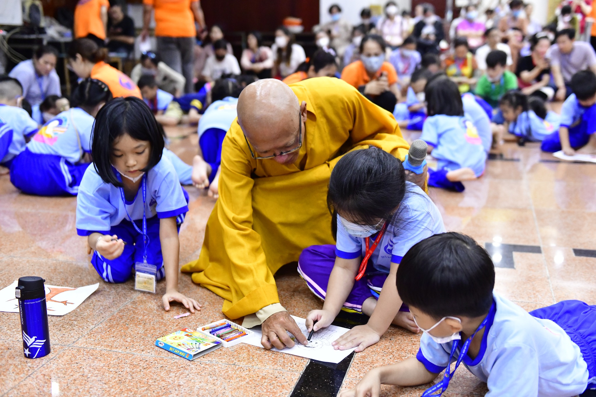 Cô Trần Gia Bảo, Phó Tổng biên tập báo Mực Tím đến thăm hơn 500 em thiếu nhi trong Khóa tu Búp Sen Từ Bi