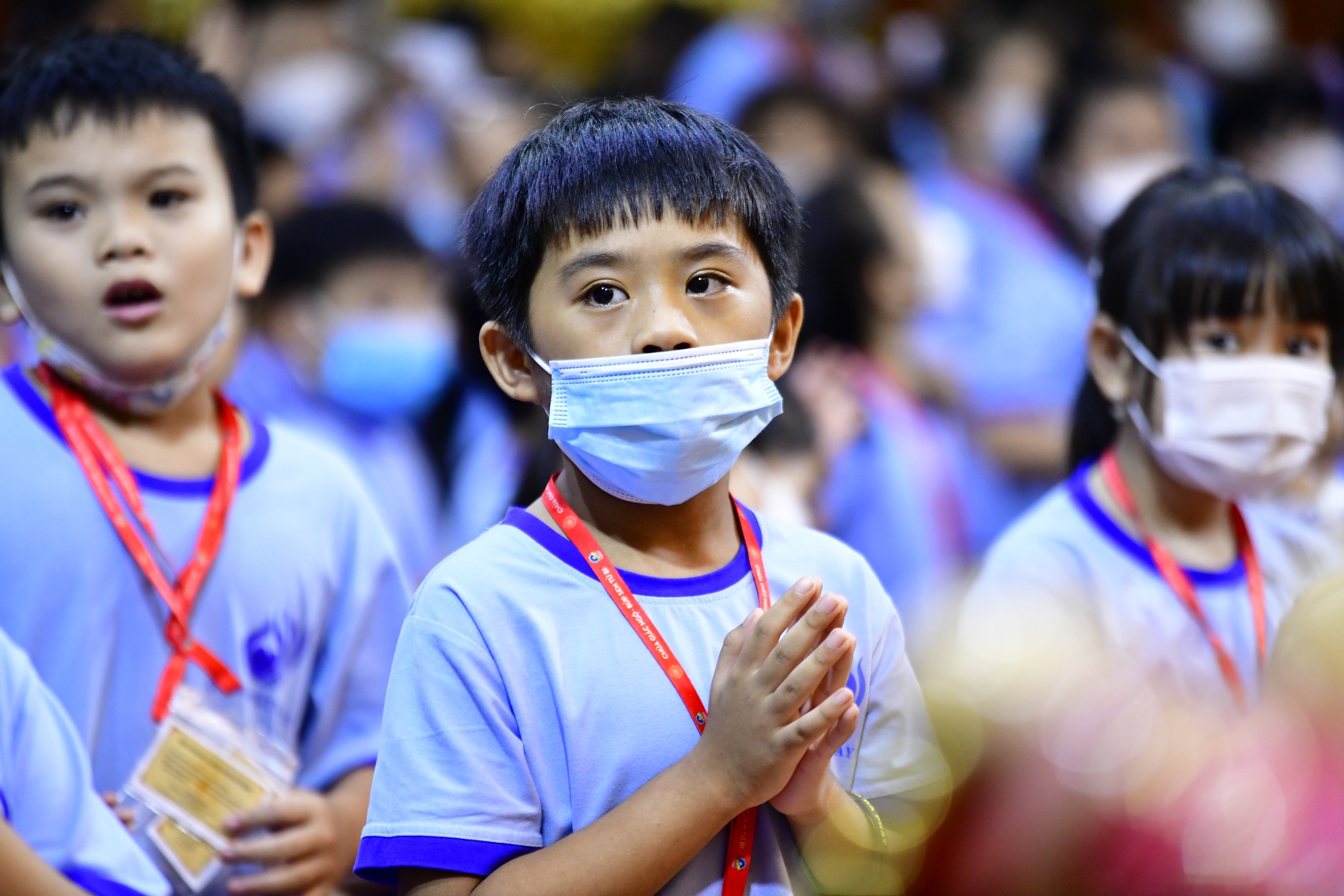 Cô Trần Gia Bảo, Phó Tổng biên tập báo Mực Tím đến thăm hơn 500 em thiếu nhi trong Khóa tu Búp Sen Từ Bi
