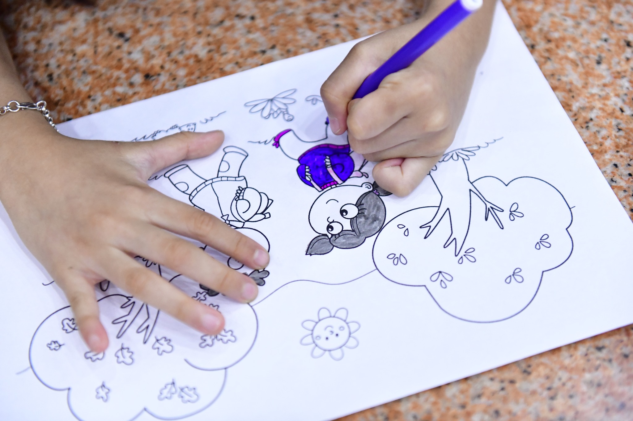 Cô Trần Gia Bảo, Phó Tổng biên tập báo Mực Tím đến thăm hơn 500 em thiếu nhi trong Khóa tu Búp Sen Từ Bi