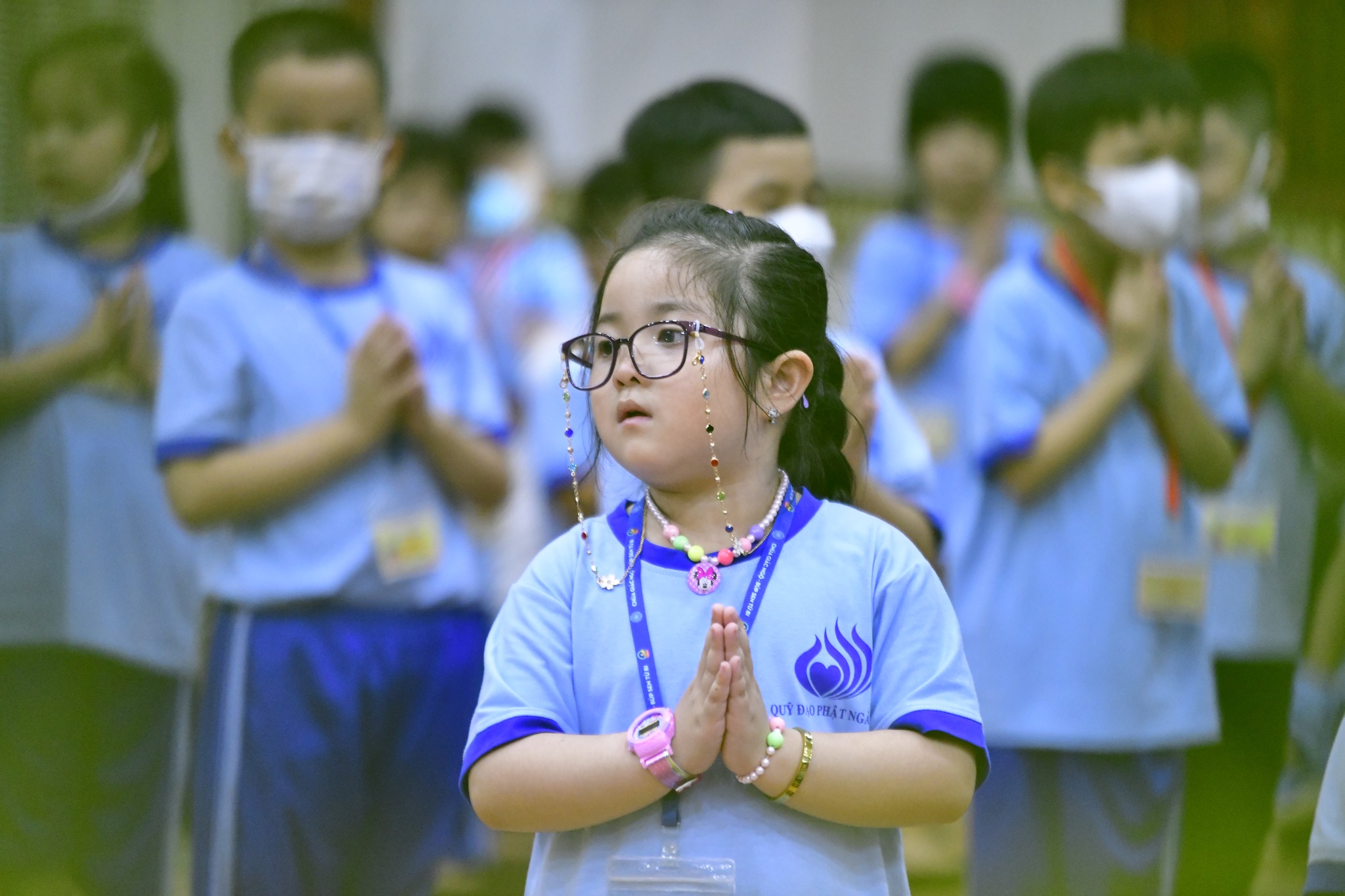 Cô Trần Gia Bảo, Phó Tổng biên tập báo Mực Tím đến thăm hơn 500 em thiếu nhi trong Khóa tu Búp Sen Từ Bi