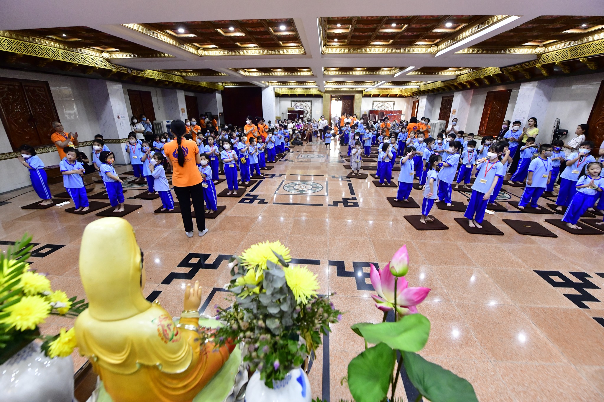 Cô Trần Gia Bảo, Phó Tổng biên tập báo Mực Tím đến thăm hơn 500 em thiếu nhi trong Khóa tu Búp Sen Từ Bi
