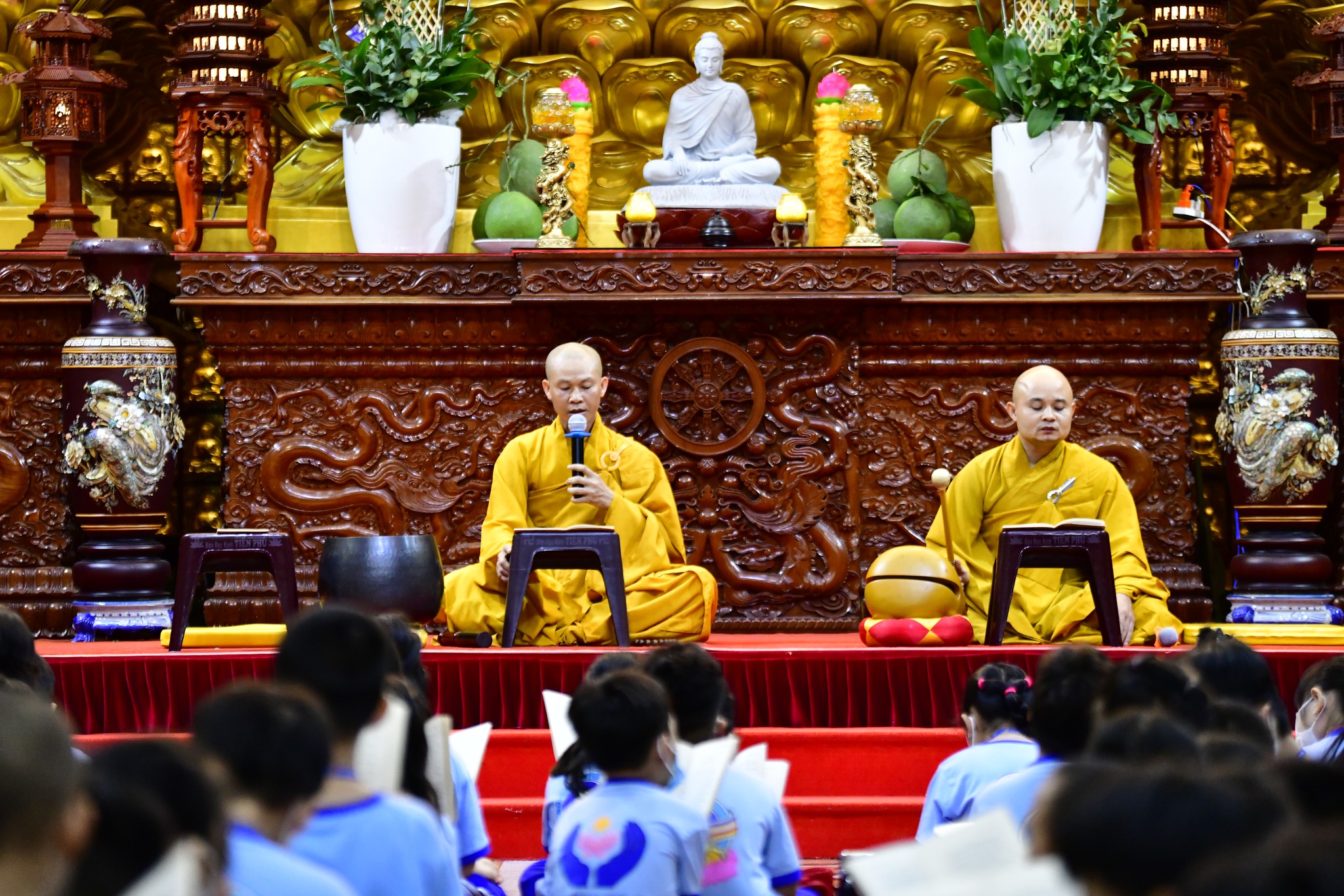 Cô Trần Gia Bảo, Phó Tổng biên tập báo Mực Tím đến thăm hơn 500 em thiếu nhi trong Khóa tu Búp Sen Từ Bi