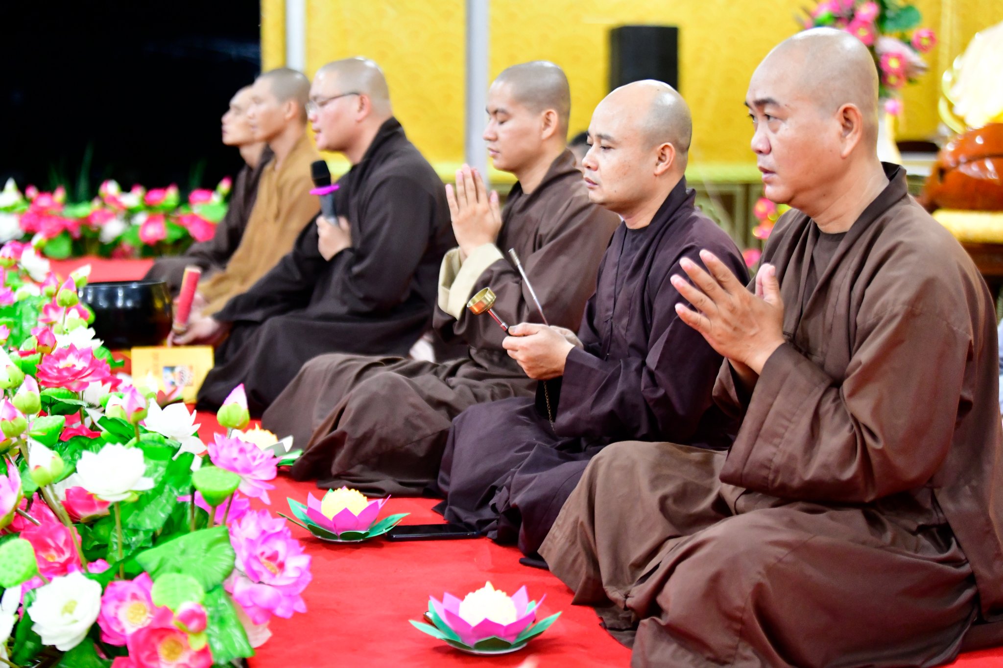 Thiêng liêng lễ &quot;Thắp nến tri ân cha mẹ&quot; trong Khóa tu Xuất Gia Báo Hiếu