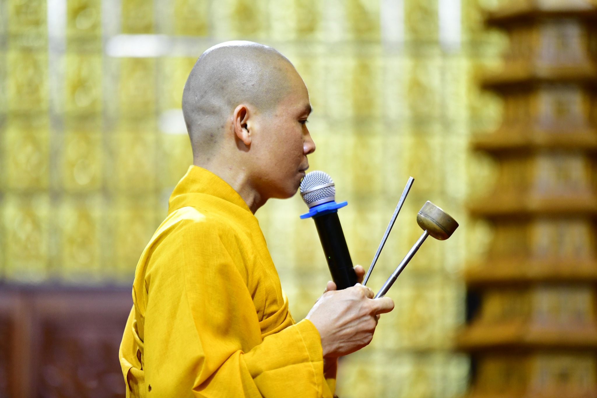 Cô Trần Gia Bảo, Phó Tổng biên tập báo Mực Tím đến thăm hơn 500 em thiếu nhi trong Khóa tu Búp Sen Từ Bi