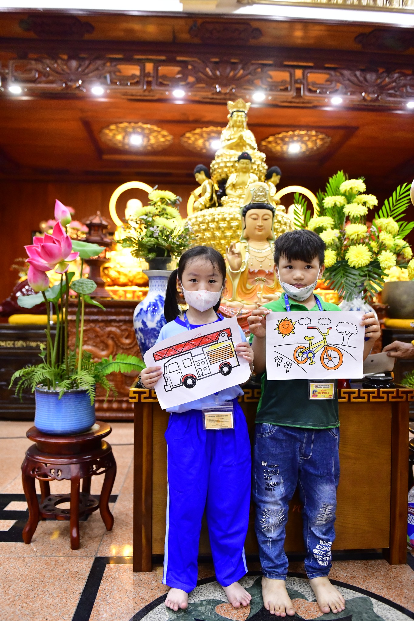 Cô Trần Gia Bảo, Phó Tổng biên tập báo Mực Tím đến thăm hơn 500 em thiếu nhi trong Khóa tu Búp Sen Từ Bi