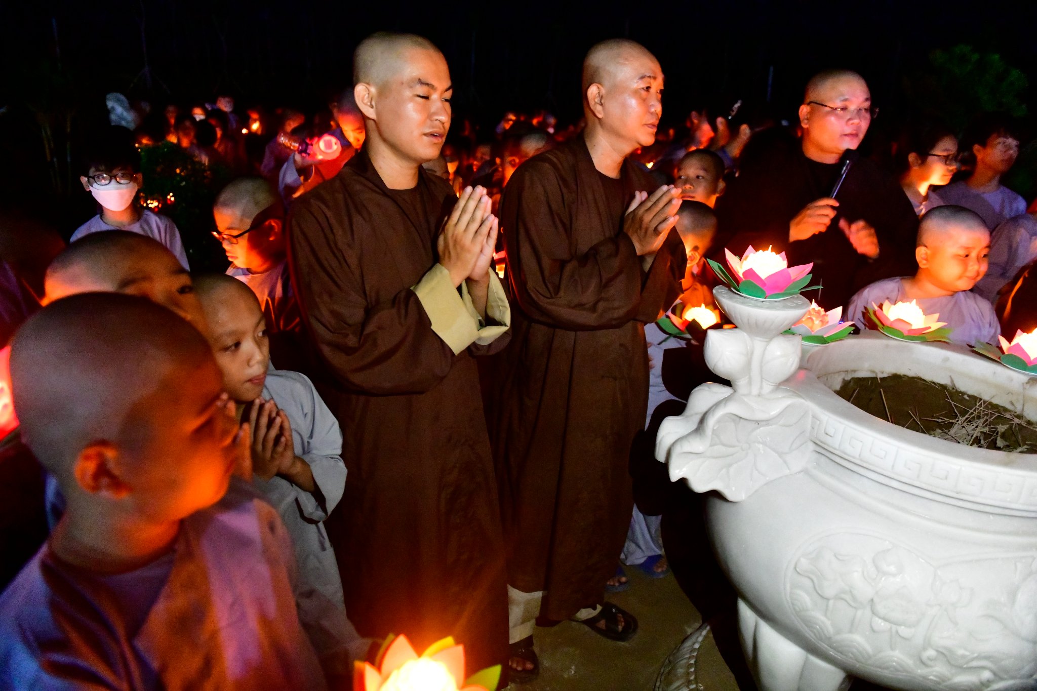 Thiêng liêng lễ &quot;Thắp nến tri ân cha mẹ&quot; trong Khóa tu Xuất Gia Báo Hiếu