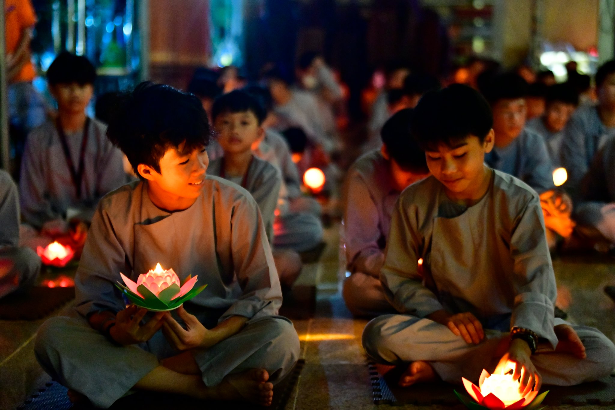 Thiêng liêng lễ &quot;Thắp nến tri ân cha mẹ&quot; trong Khóa tu Xuất Gia Báo Hiếu