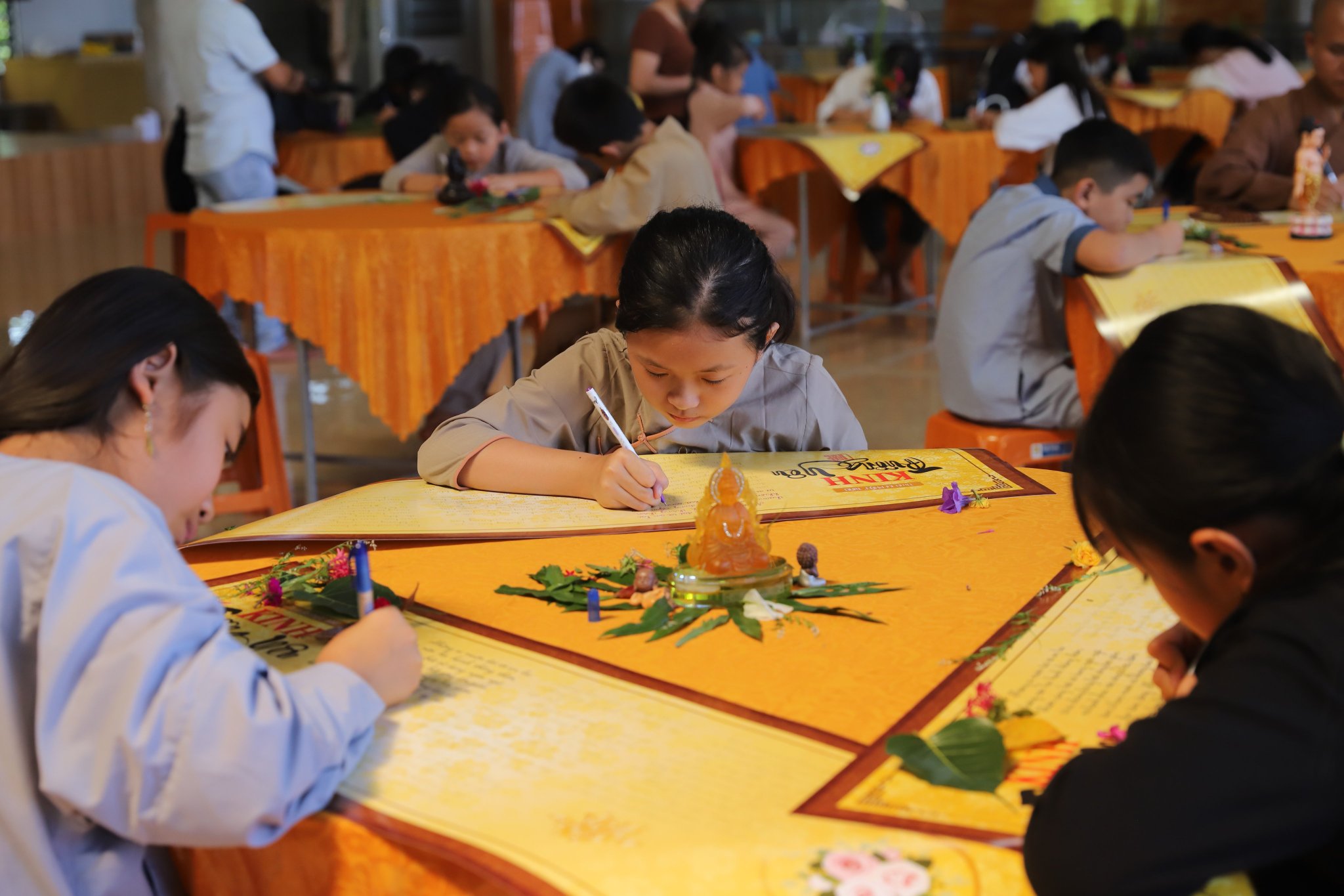 Lễ hội chép kinh cho thanh thiếu niên tại Chùa Liên Hoa (Đắk Nông)