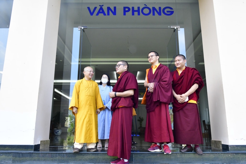 Dòng truyền thừa Drikung Kagyu tiếp kiến đức Quyền Pháp chủ GHPGVN và thăm Học viện PGVN tại Tp. HCM