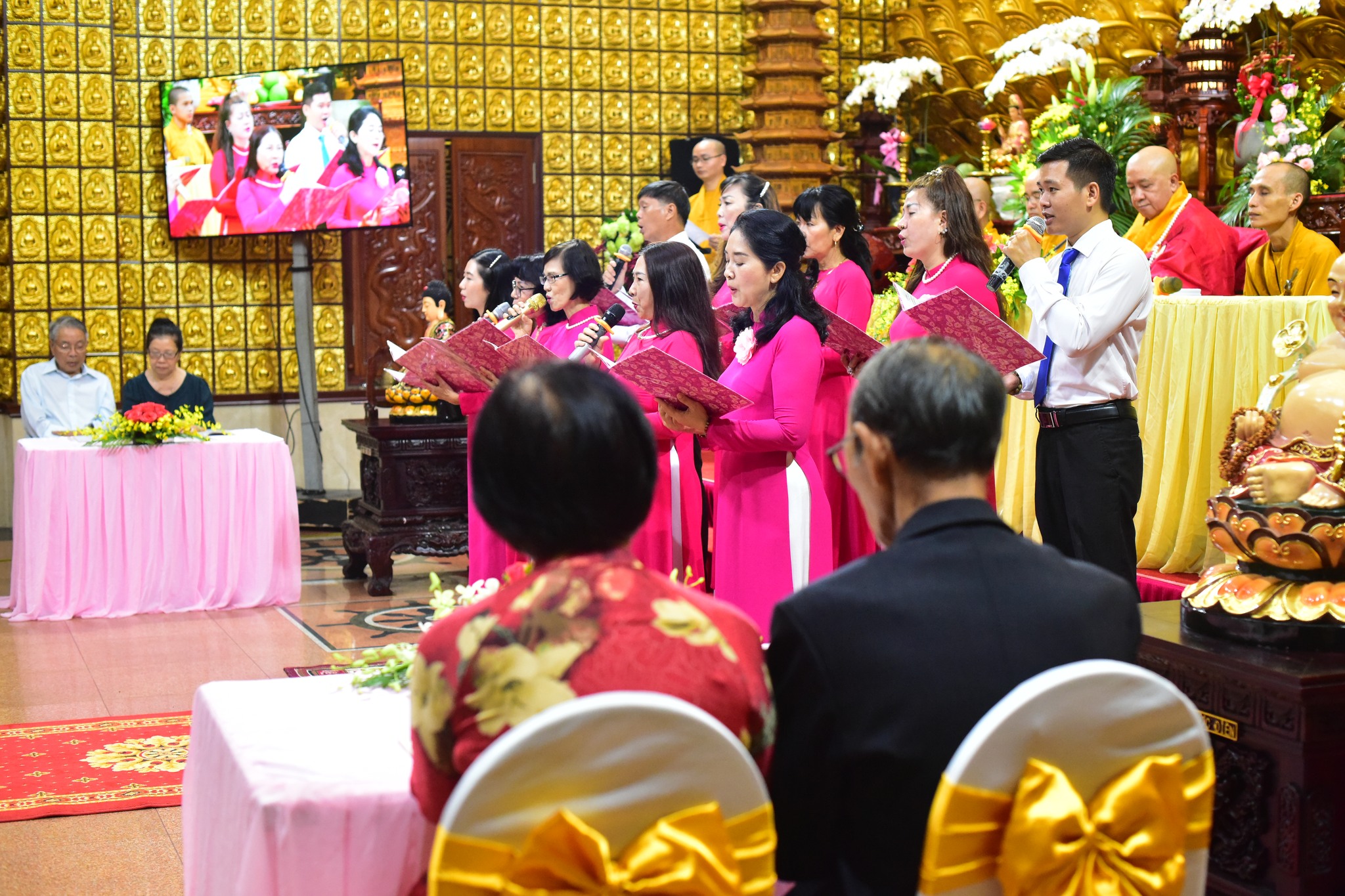 Hạnh phúc lâu dài từ hôn lễ trước Phật đài