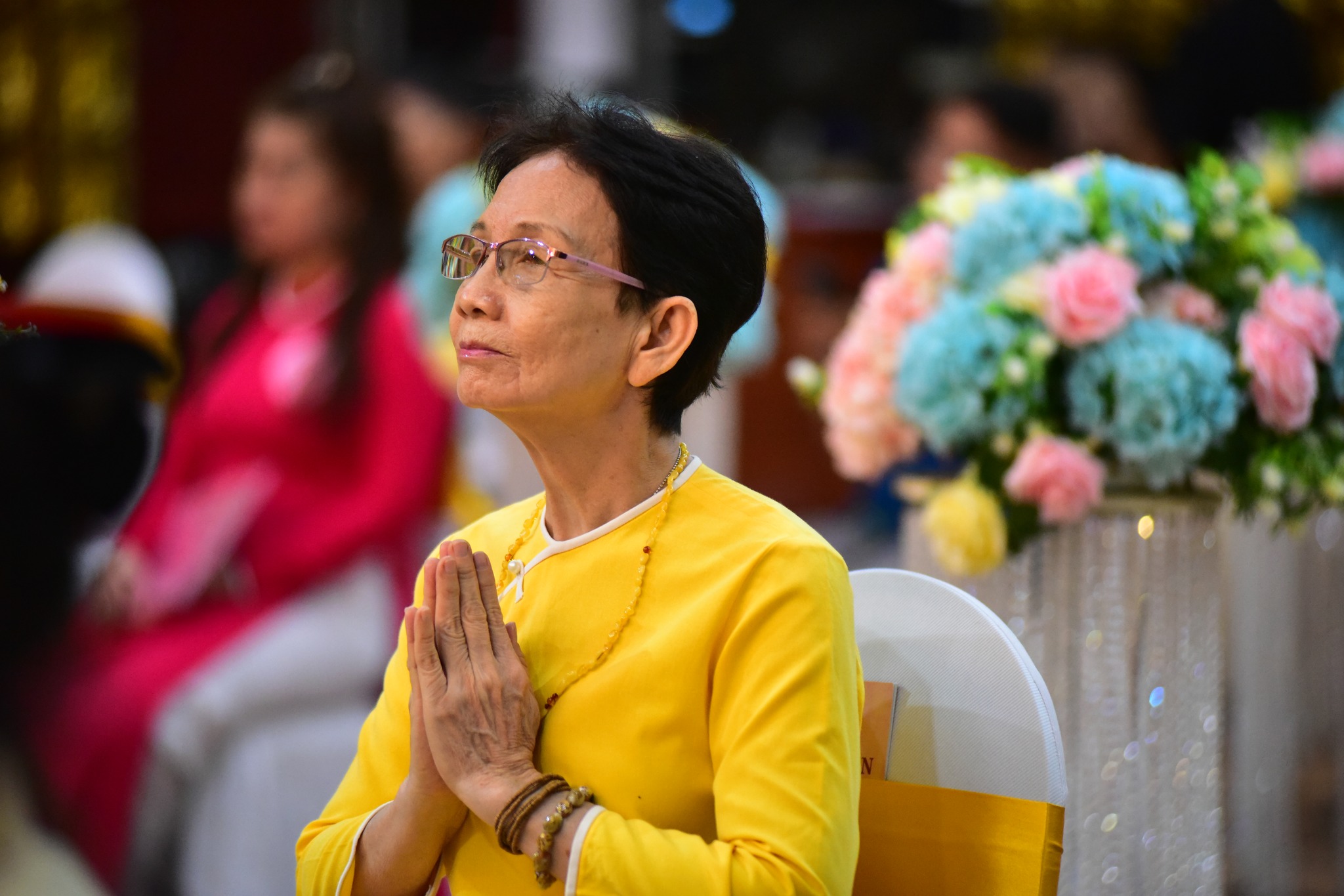 Hạnh phúc lâu dài từ hôn lễ trước Phật đài