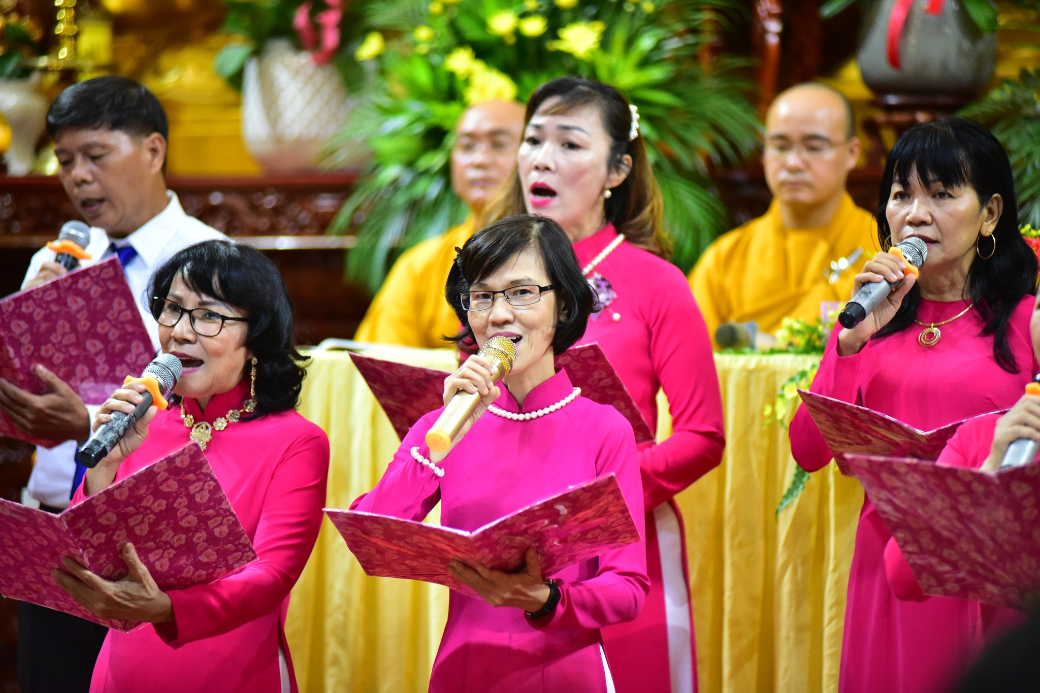 Hạnh phúc lâu dài từ hôn lễ trước Phật đài