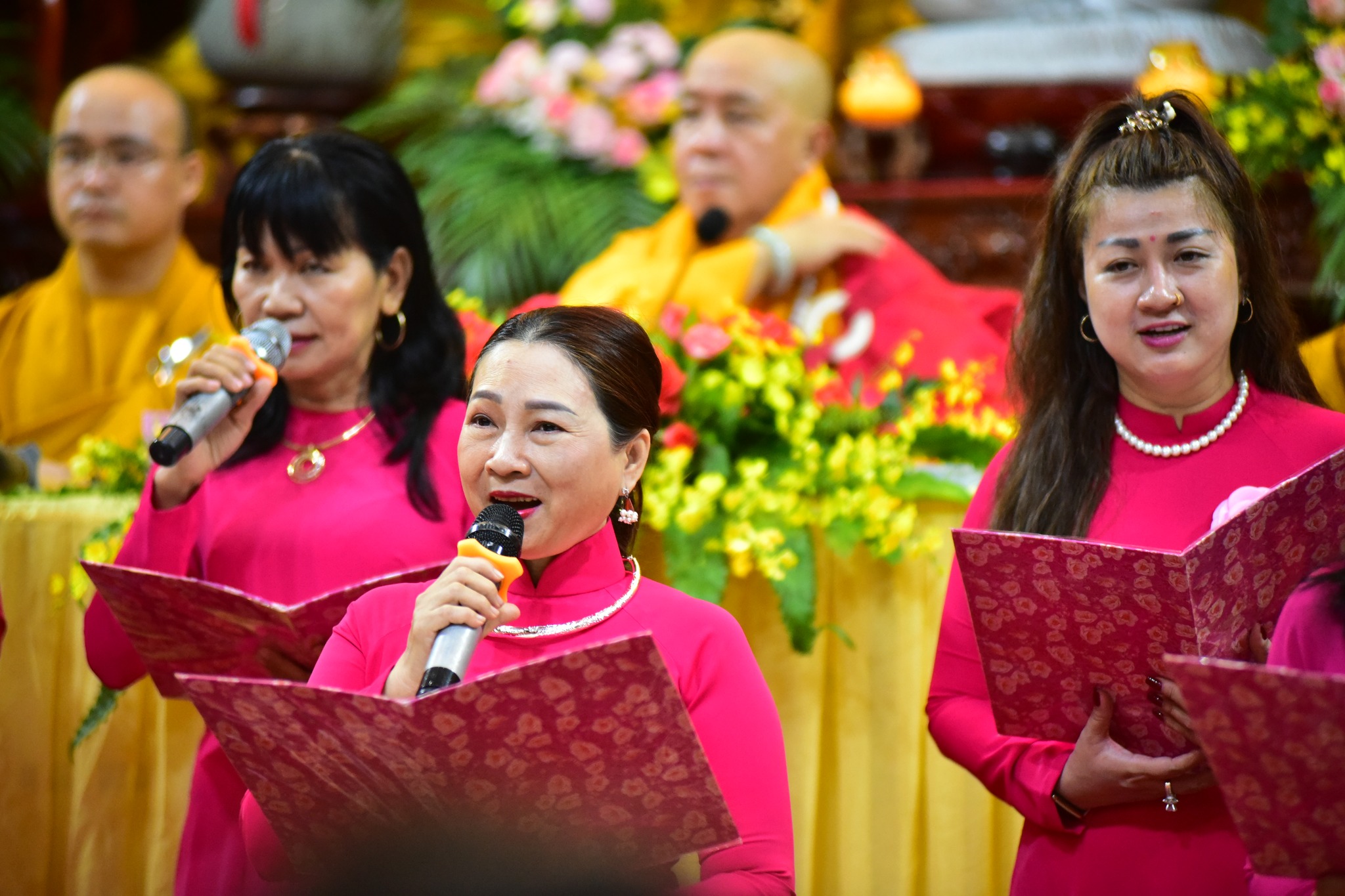 Hạnh phúc lâu dài từ hôn lễ trước Phật đài