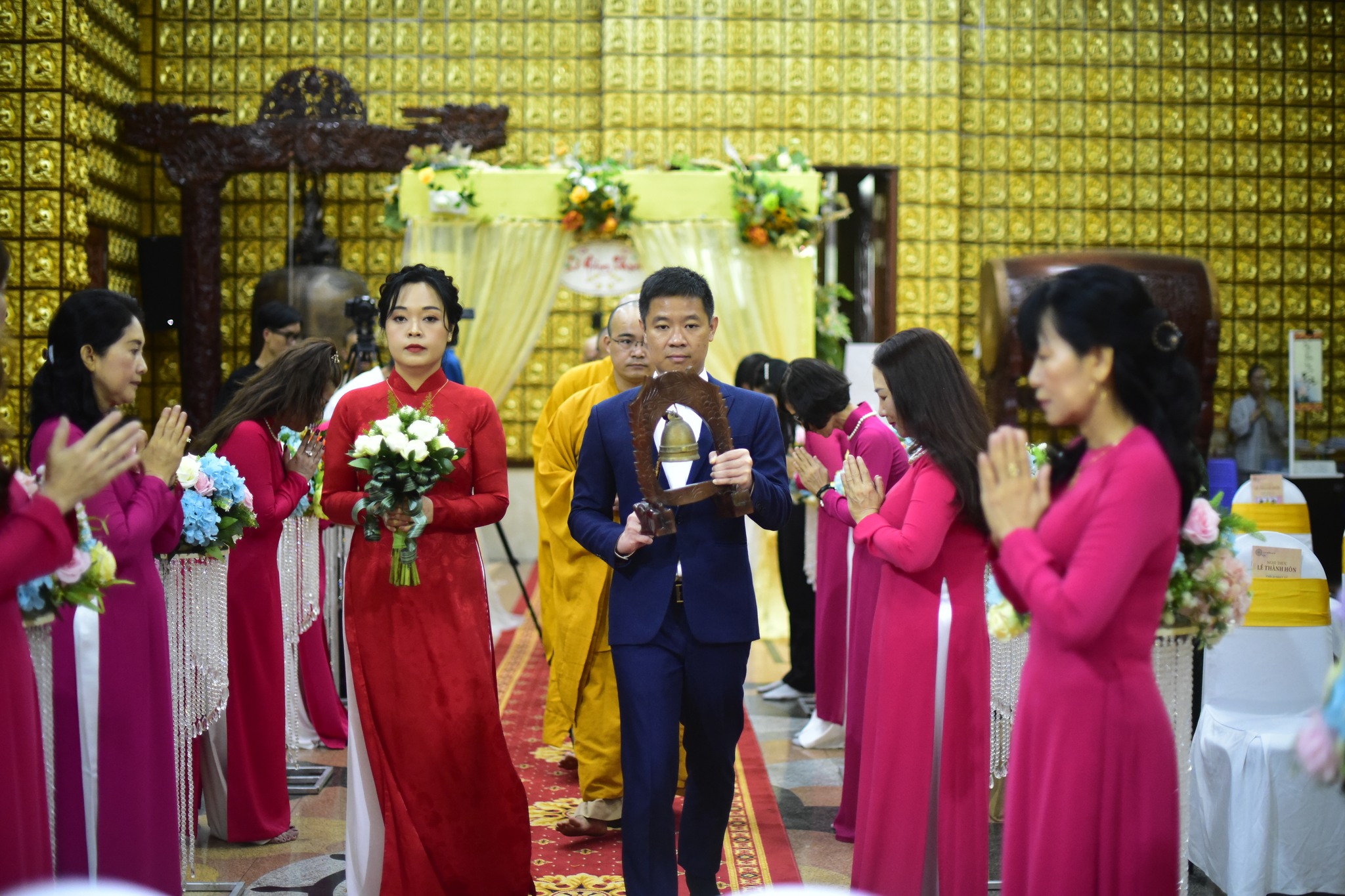 Hạnh phúc lâu dài từ hôn lễ trước Phật đài