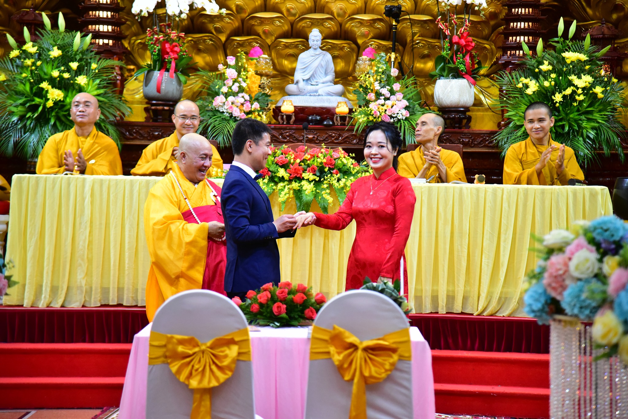 Hạnh phúc lâu dài từ hôn lễ trước Phật đài