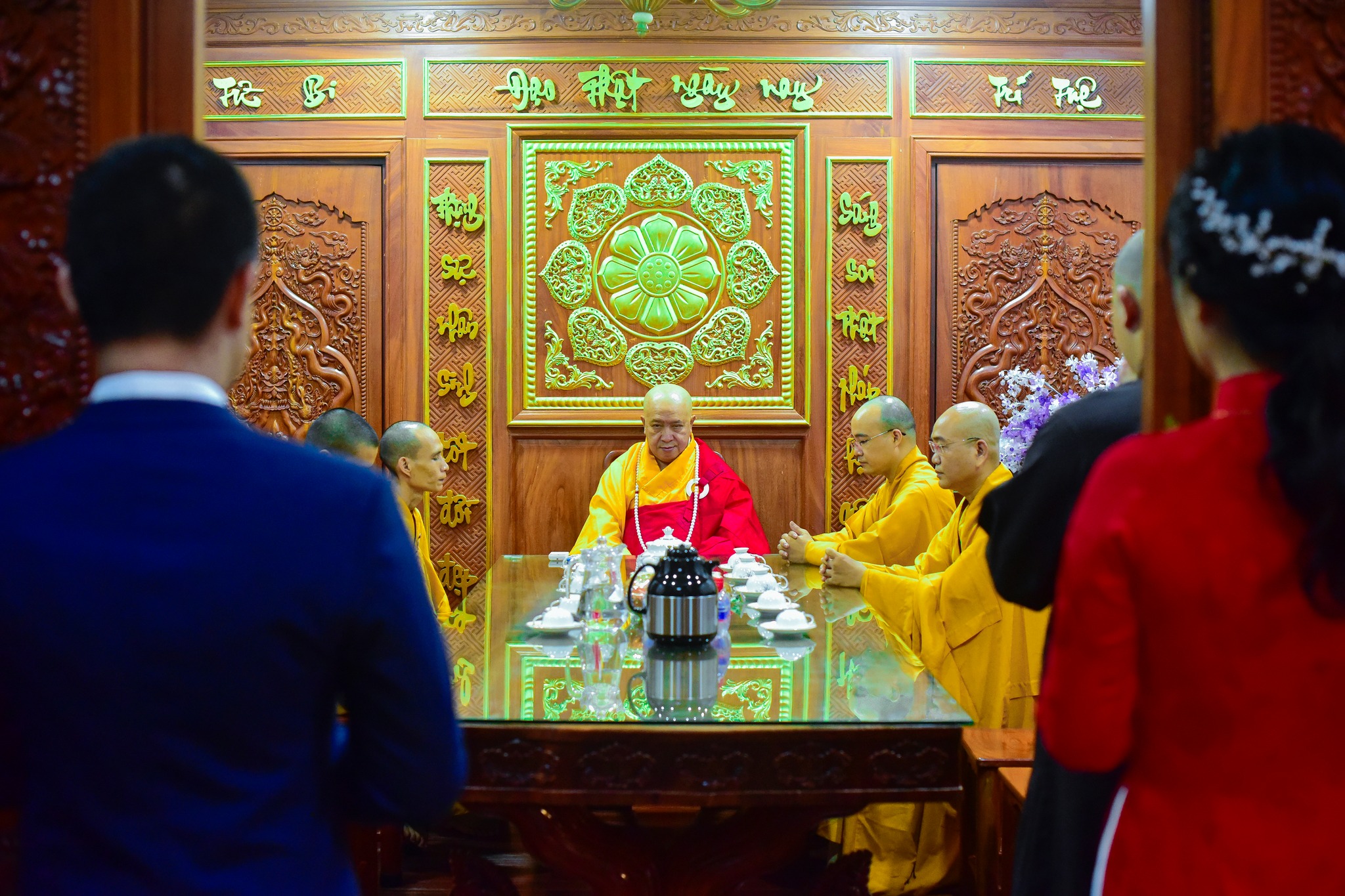 Hạnh phúc lâu dài từ hôn lễ trước Phật đài