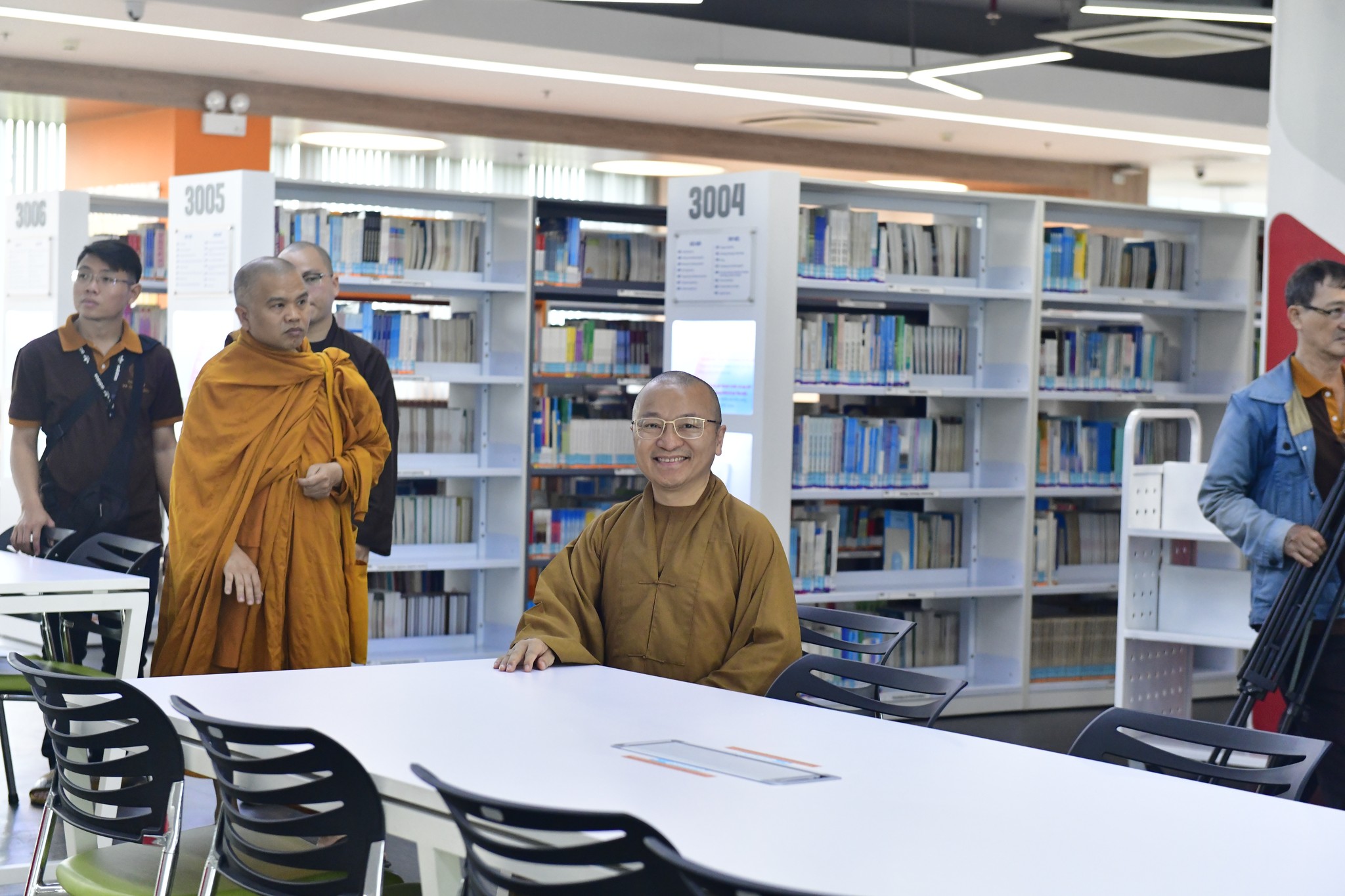 Chư Tôn đức trong Hội đồng Điều hành Học viện PGVN tại Tp. HCM đến tham quan Thư viện ĐH Tôn Đức Thắng
