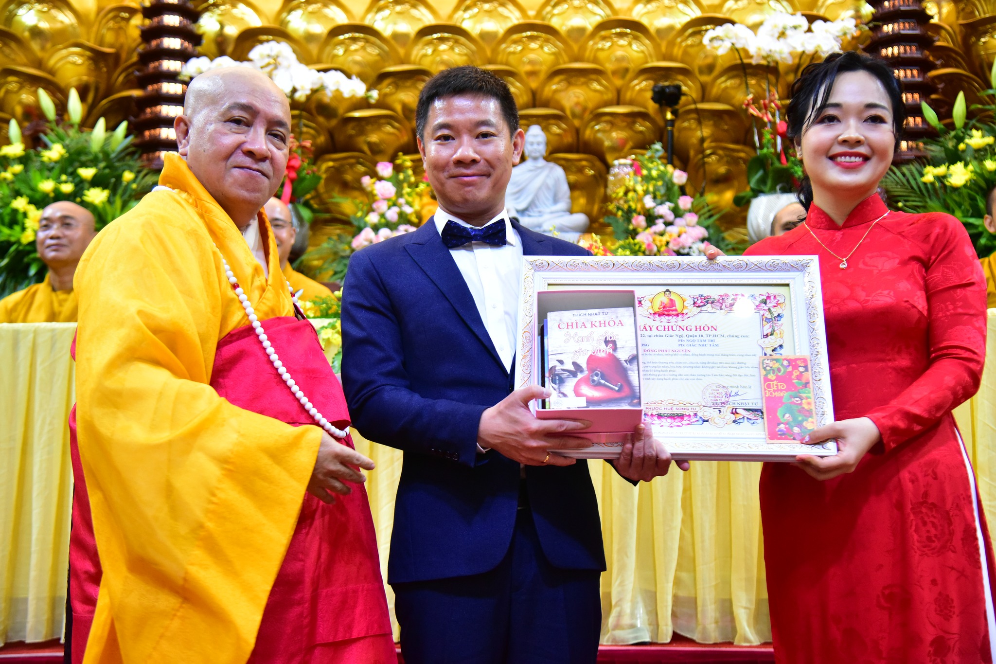 Hạnh phúc lâu dài từ hôn lễ trước Phật đài