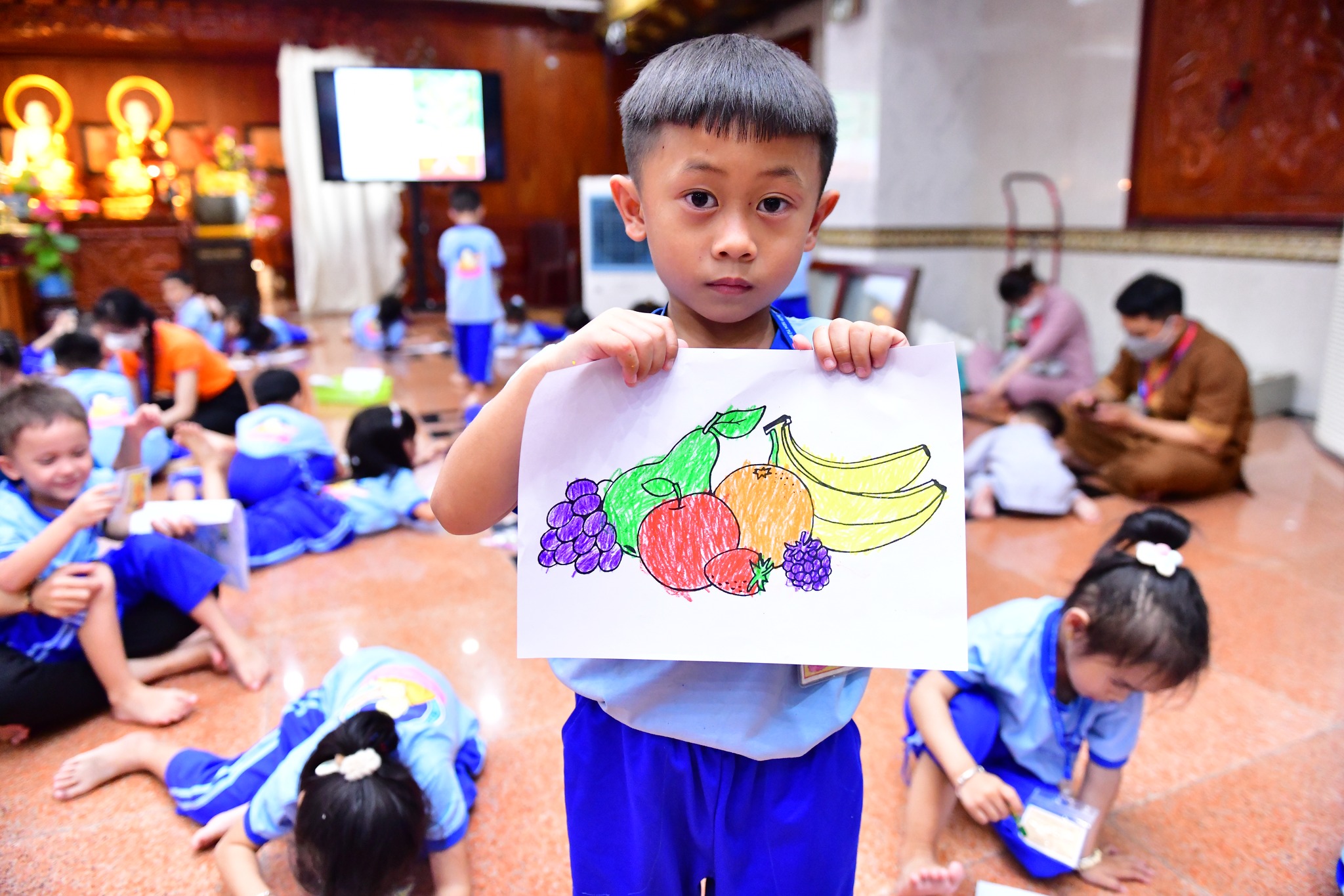 Cho con trẻ học hỏi điều hay tại chùa