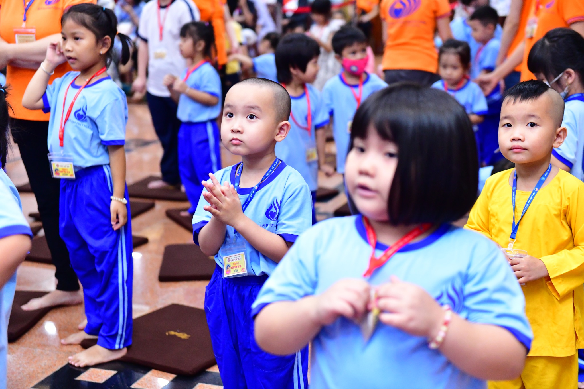 Cho con trẻ học hỏi điều hay tại chùa