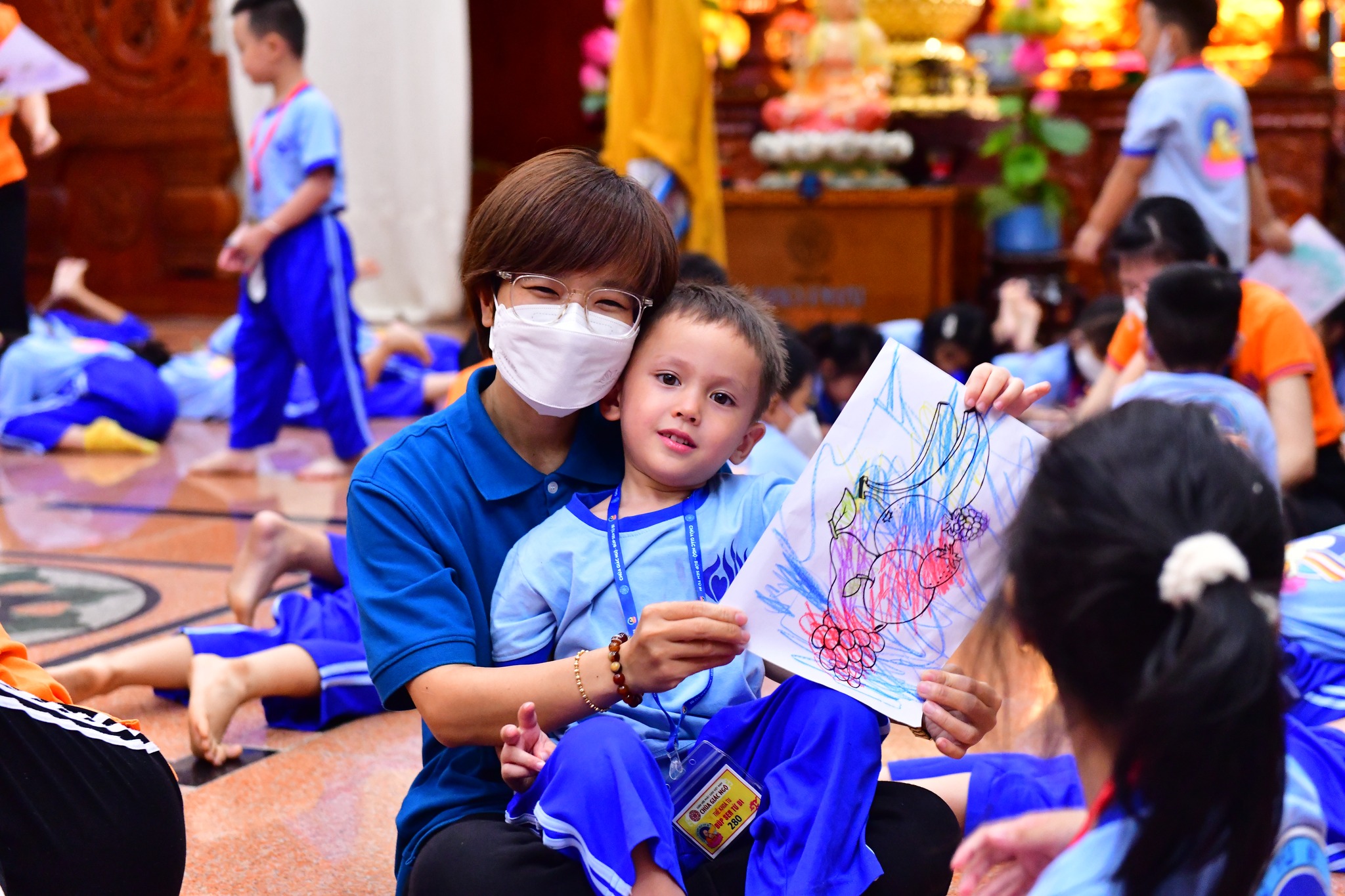 Cho con trẻ học hỏi điều hay tại chùa
