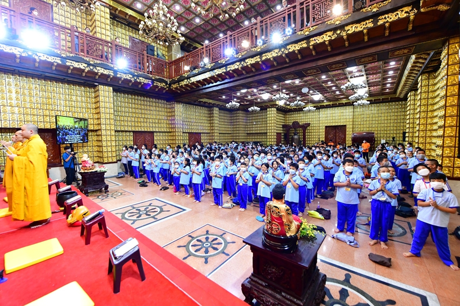 Cho con trẻ học hỏi điều hay tại chùa