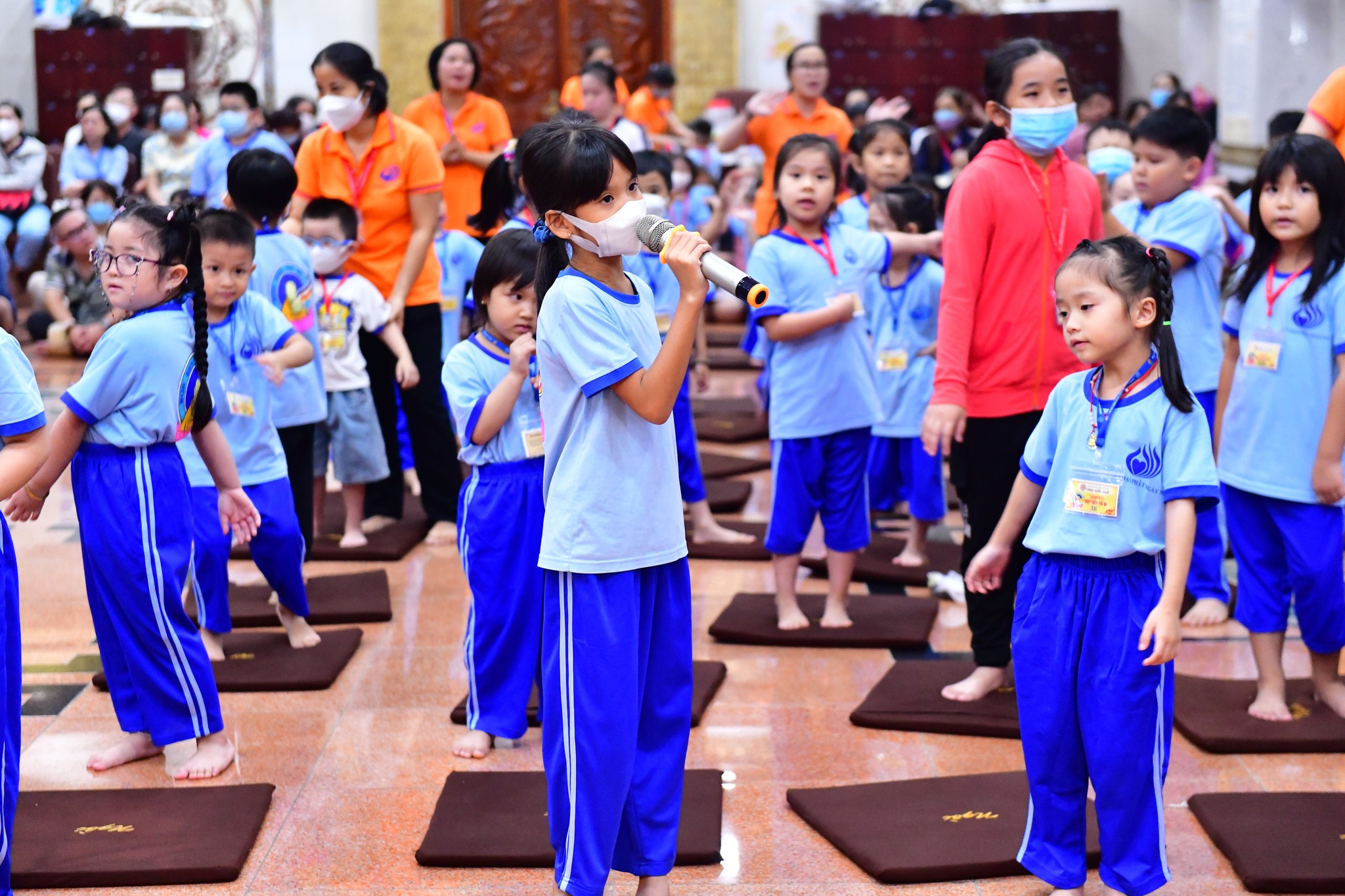 Cho con trẻ học hỏi điều hay tại chùa