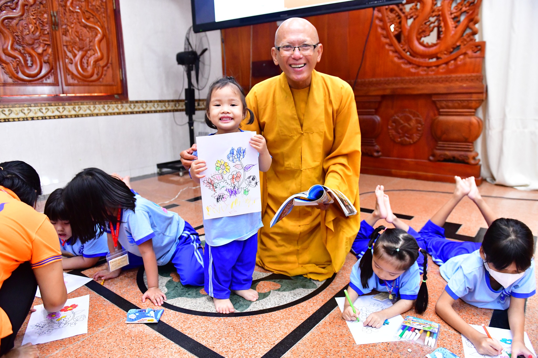 Cho con trẻ học hỏi điều hay tại chùa
