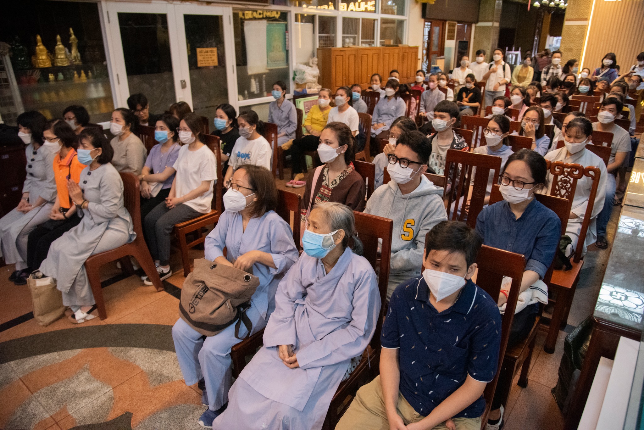 SC. Giác Lệ Hiếu chia sẻ cách ứng xử khéo léo theo lời Phật dạy trước hơn 1.000 hành giả tại Chùa Giác Ngộ