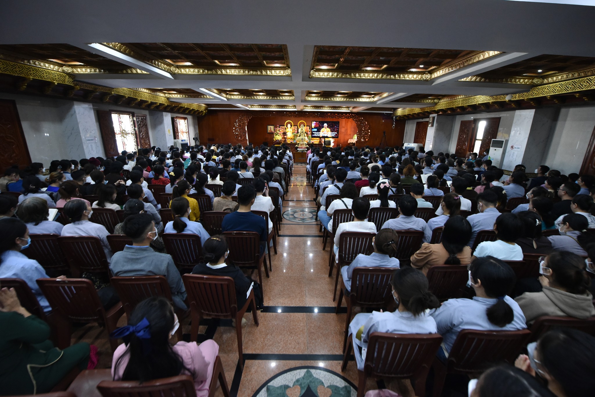 SC. Giác Lệ Hiếu chia sẻ cách ứng xử khéo léo theo lời Phật dạy trước hơn 1.000 hành giả tại Chùa Giác Ngộ