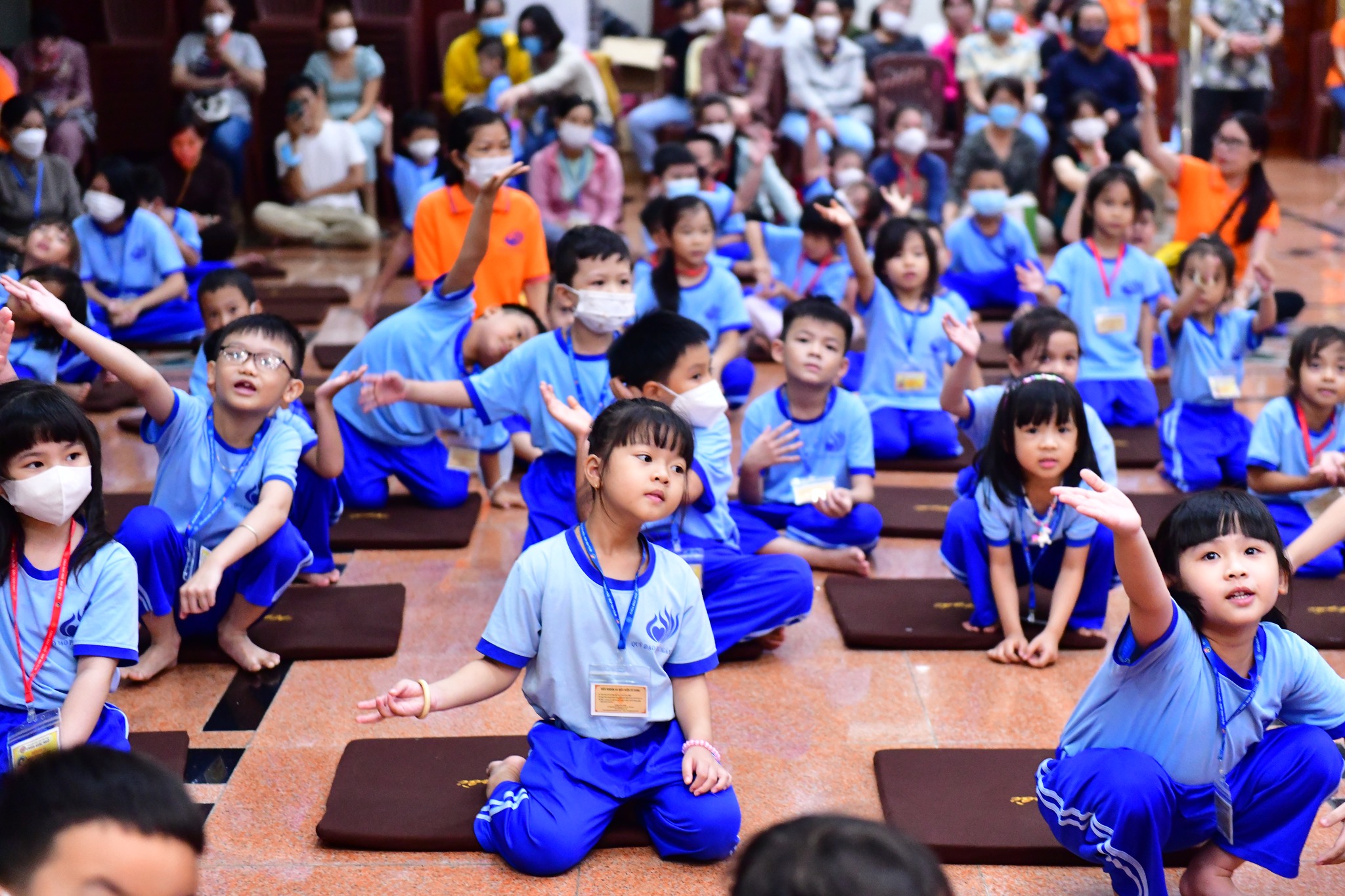 Cho con trẻ học hỏi điều hay tại chùa