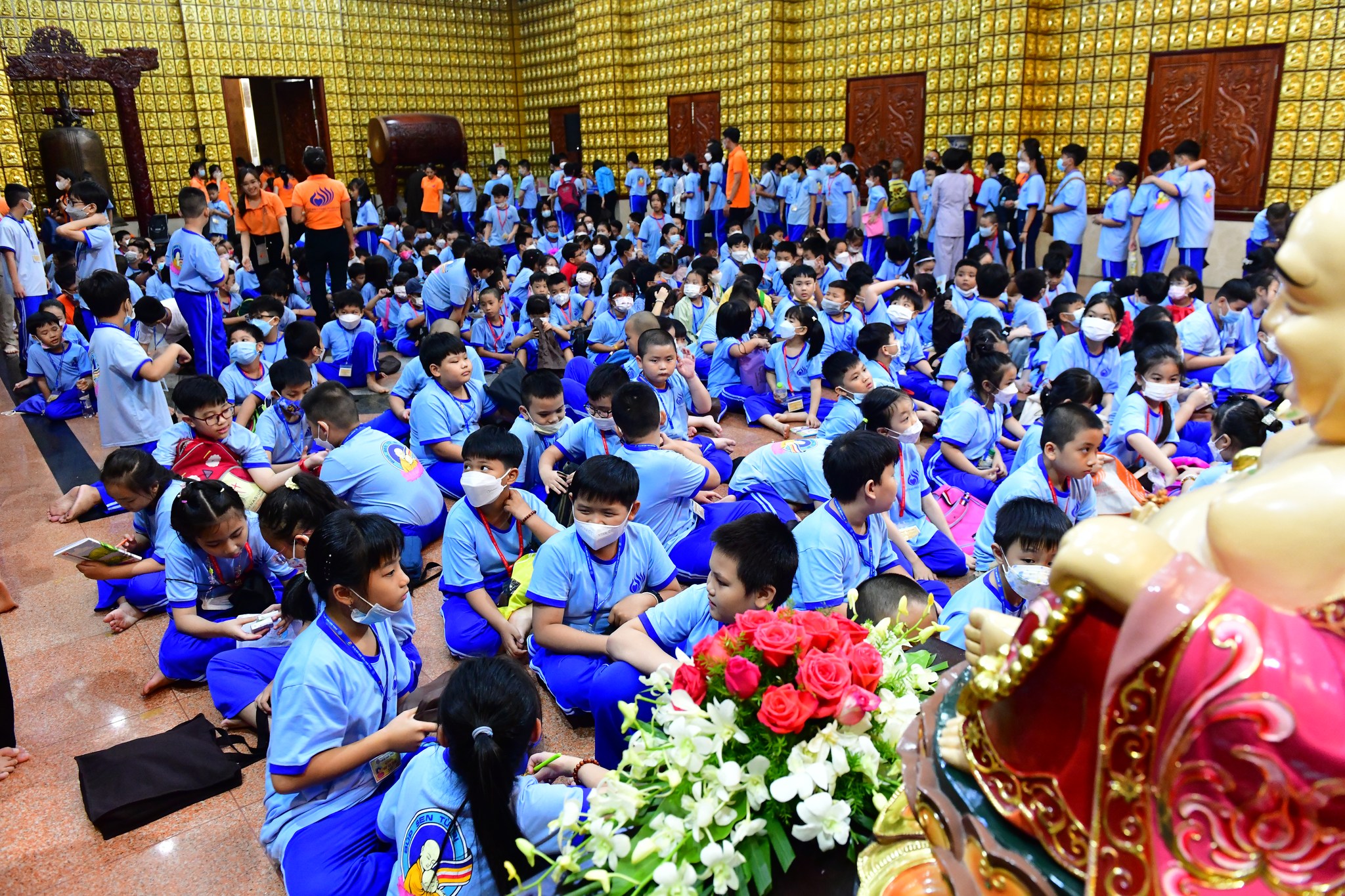 Cho con trẻ học hỏi điều hay tại chùa