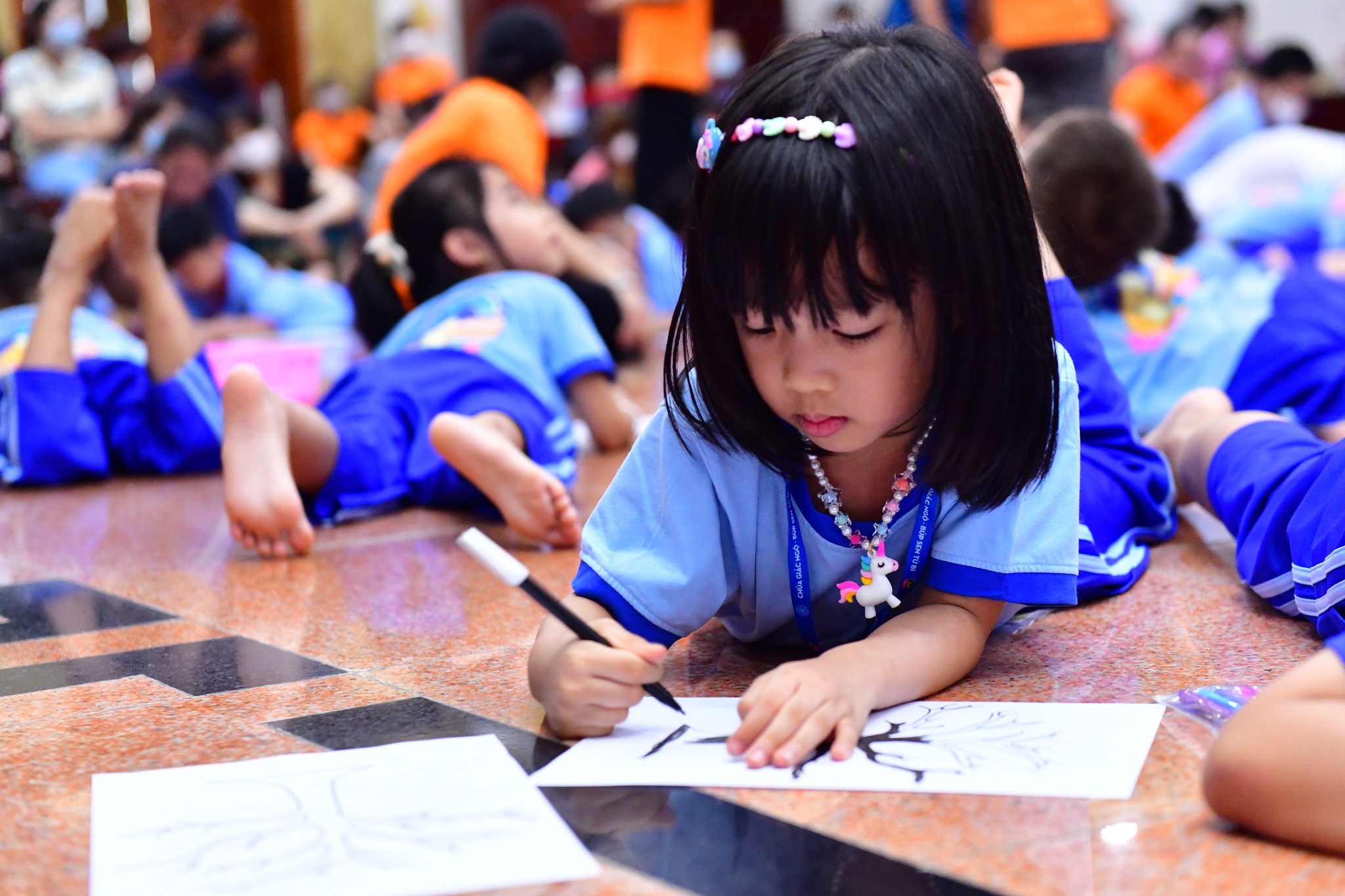 Cho con trẻ học hỏi điều hay tại chùa