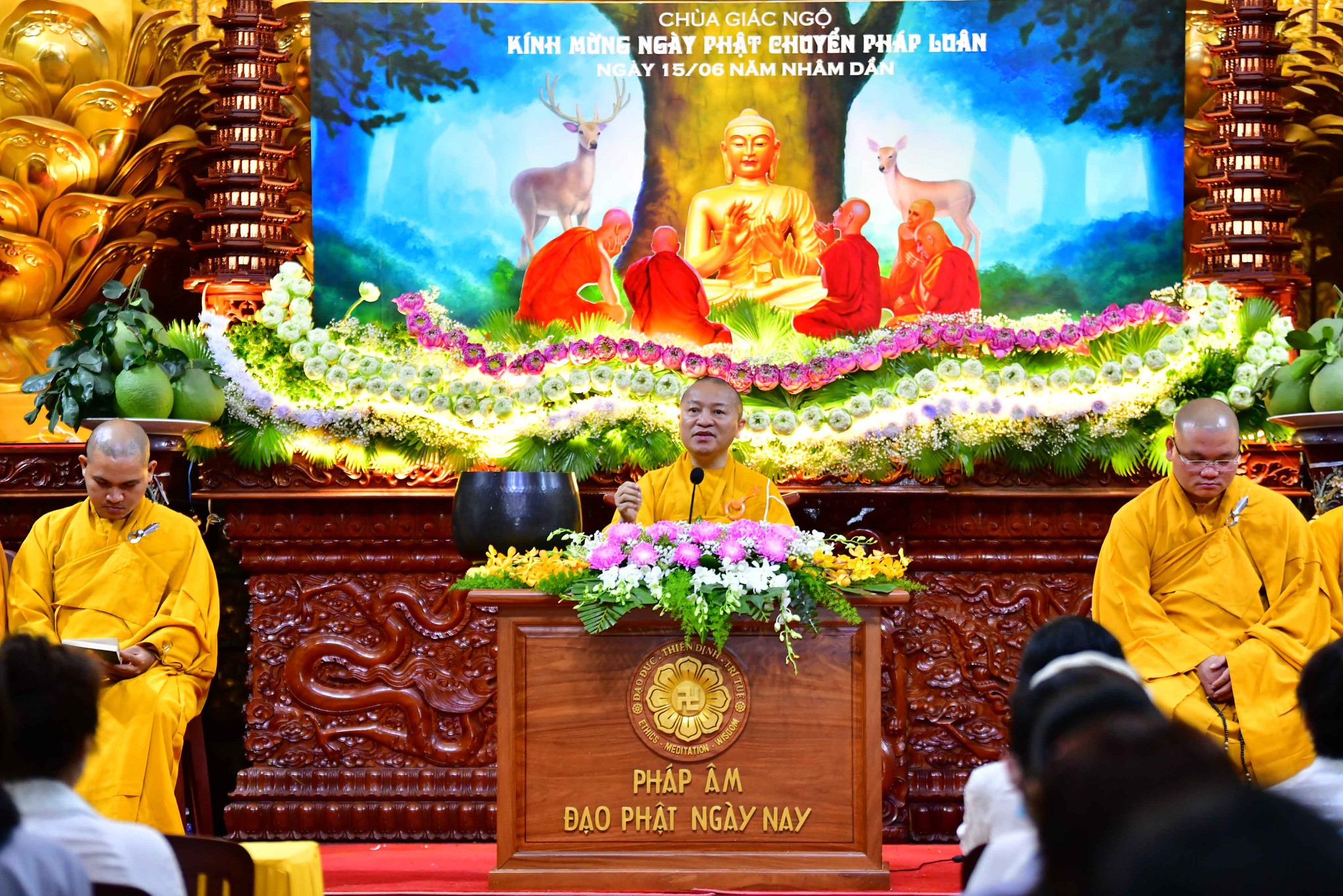 Đức Phật dạy cách diệt trừ khổ đau trong ngày Ngài chuyển pháp luân