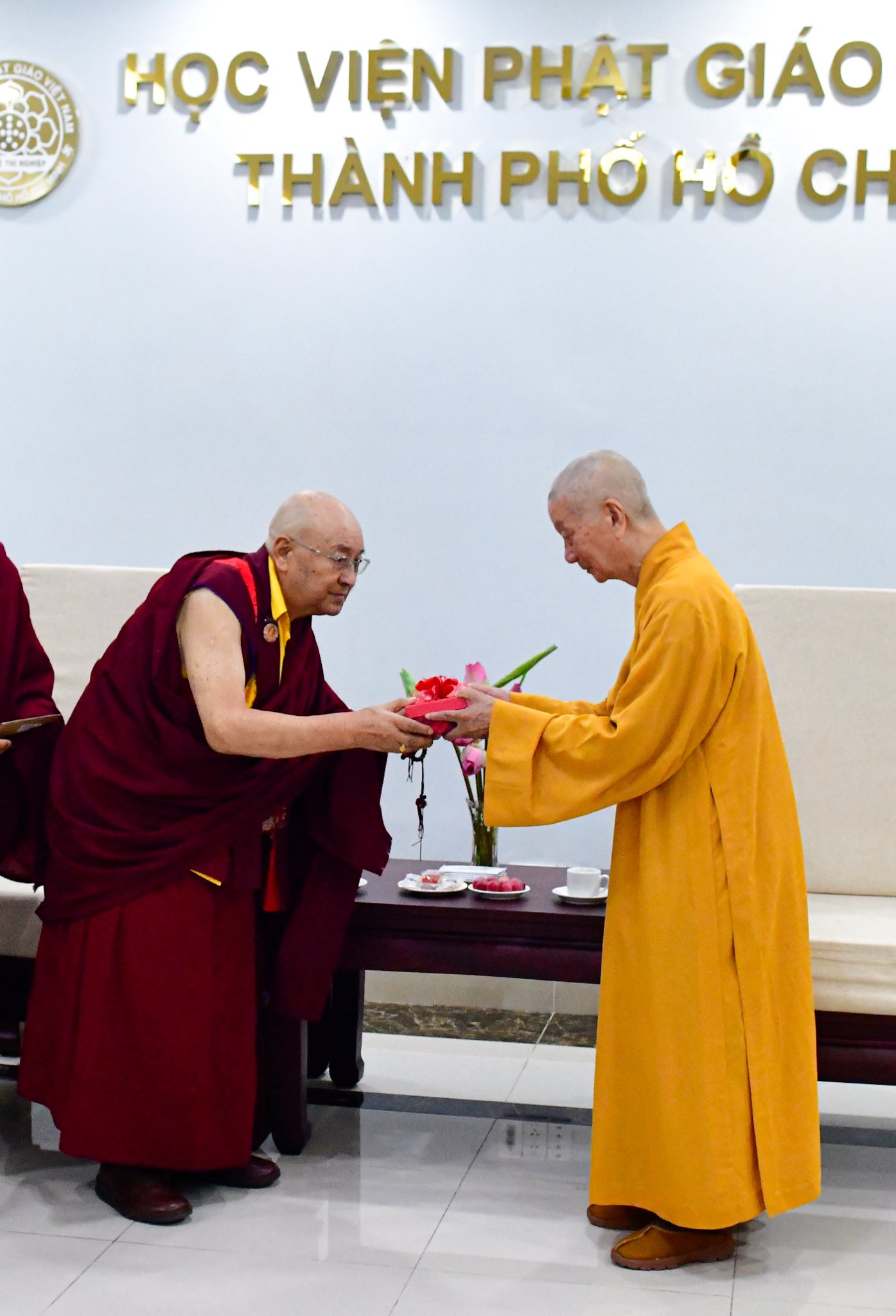 Dòng truyền thừa Drikung Kagyu tiếp kiến đức Quyền Pháp chủ GHPGVN và thăm Học viện PGVN tại Tp. HCM