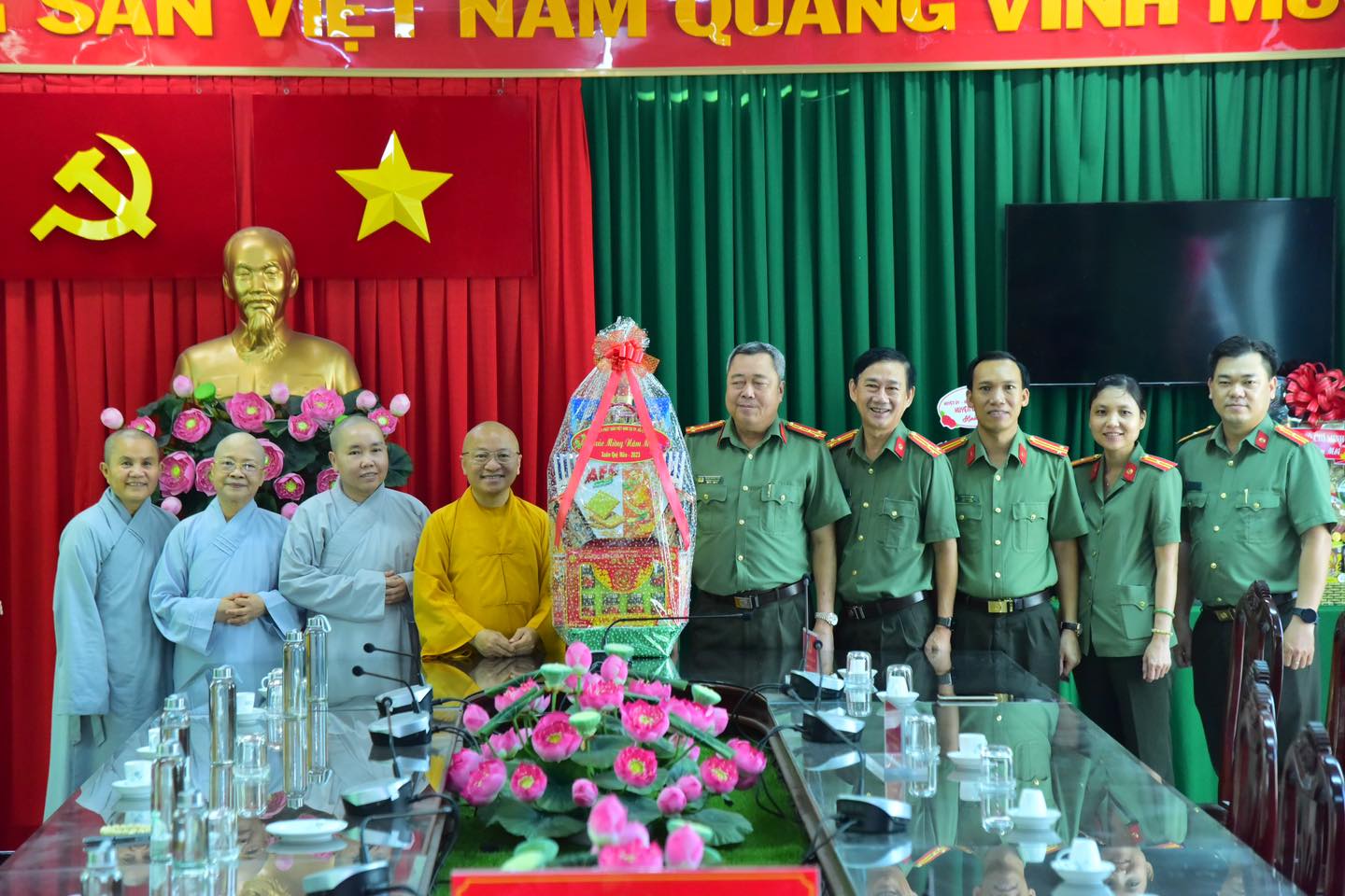 Ban Trị sự GHPGVN TP.HCM và Học viện Phật giáo Việt Nam tại TP.HCM thăm chúc tết lãnh đạo huyện Bình Chánh và xã Lê Minh Xuân