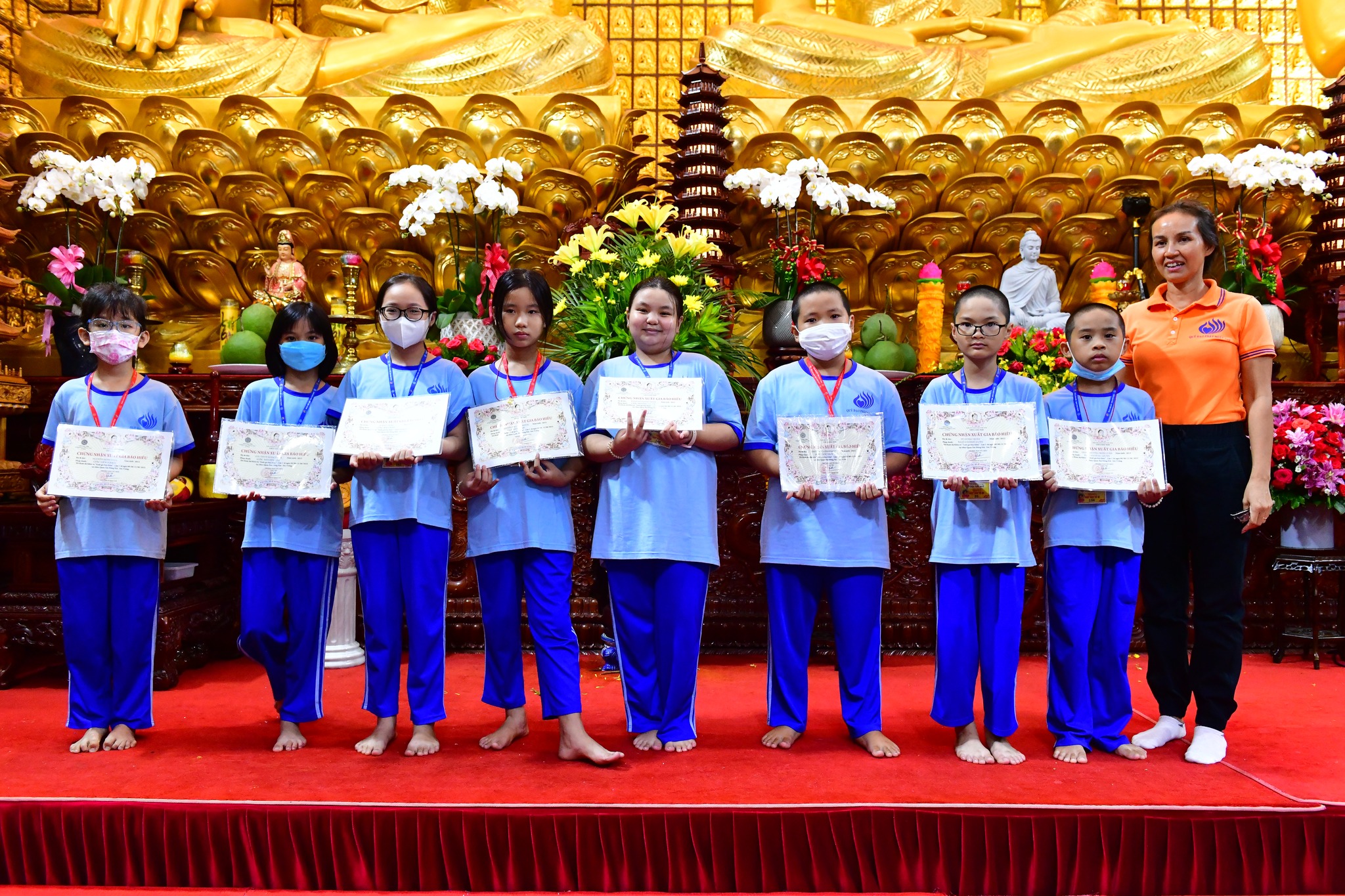 Cho con trẻ học hỏi điều hay tại chùa