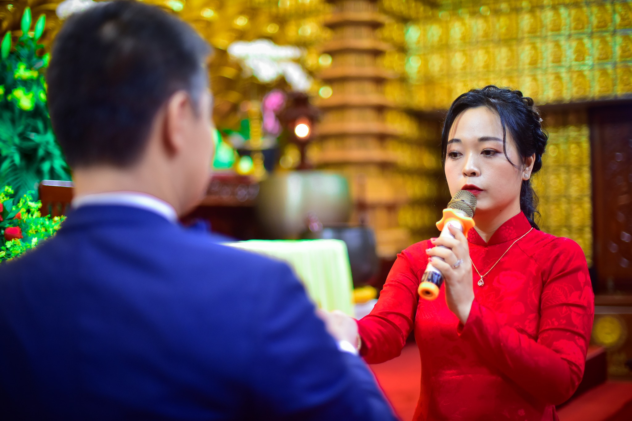 Hạnh phúc lâu dài từ hôn lễ trước Phật đài