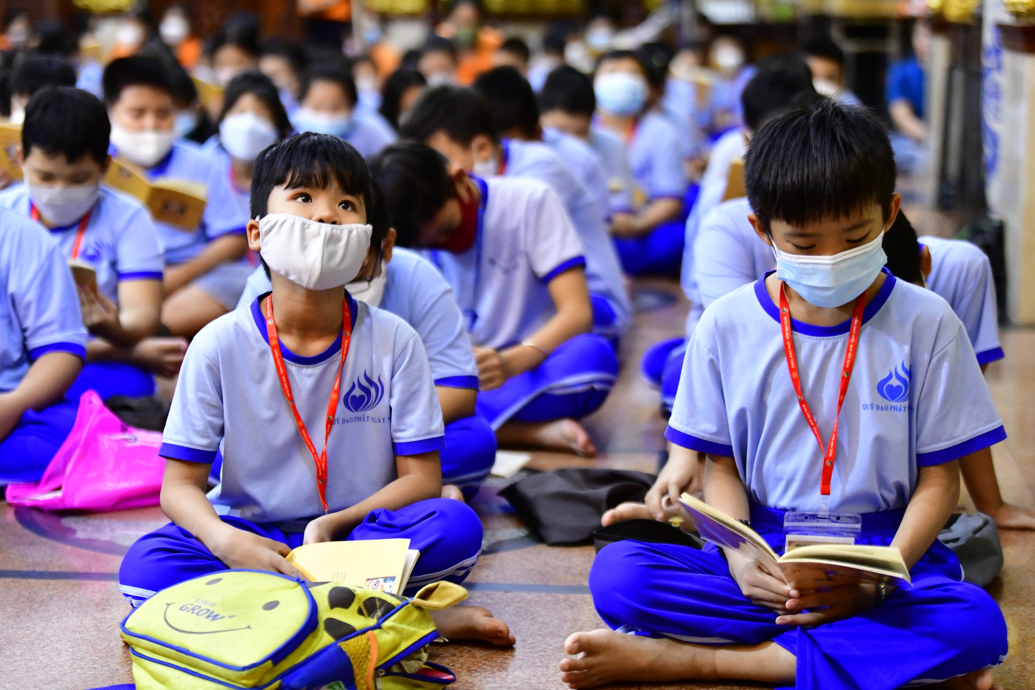 Cô Trần Gia Bảo, Phó Tổng biên tập báo Mực Tím đến thăm hơn 500 em thiếu nhi trong Khóa tu Búp Sen Từ Bi