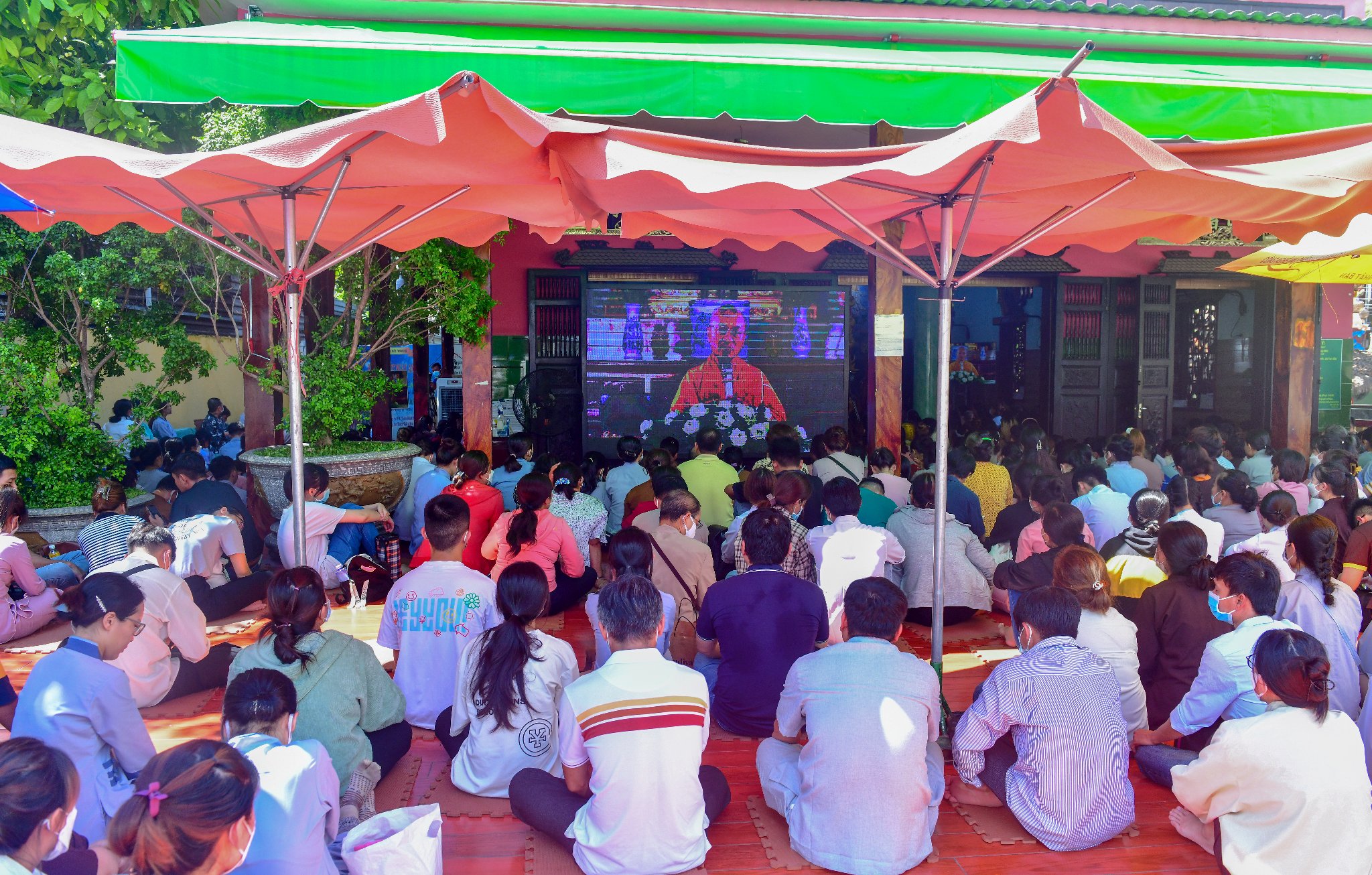 TT. Thích Nhật Từ &quot;tâm sự với tuổi 20&quot; cùng hơn 800 bạn trẻ tại Chùa An Lạc (Tp. Thủ Đức, Tp. HCM)