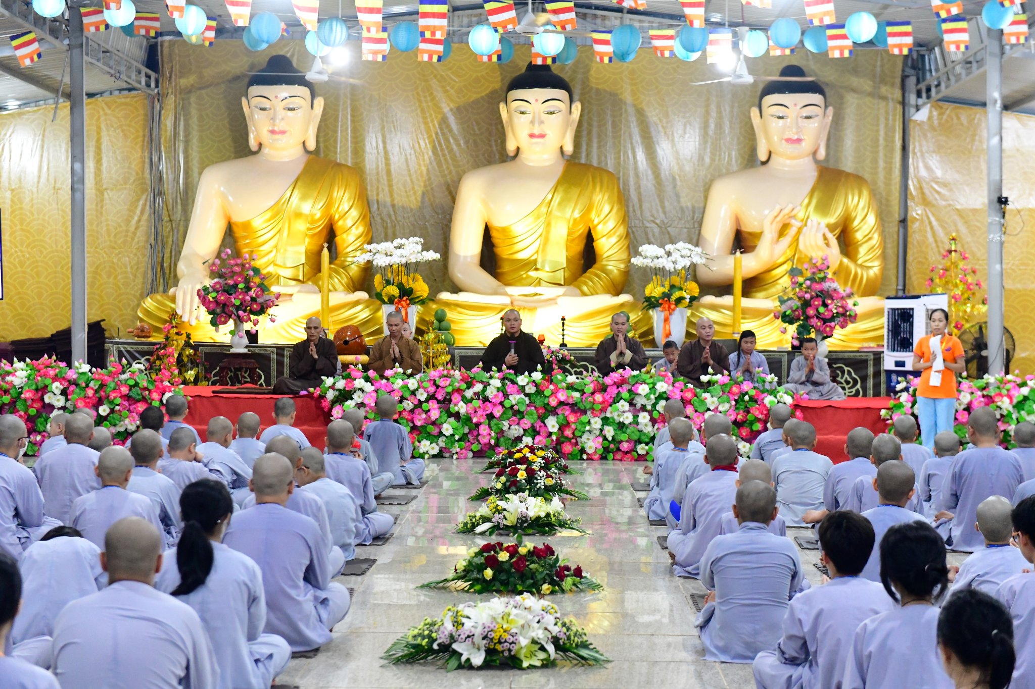 Thiêng liêng lễ &quot;Thắp nến tri ân cha mẹ&quot; trong Khóa tu Xuất Gia Báo Hiếu