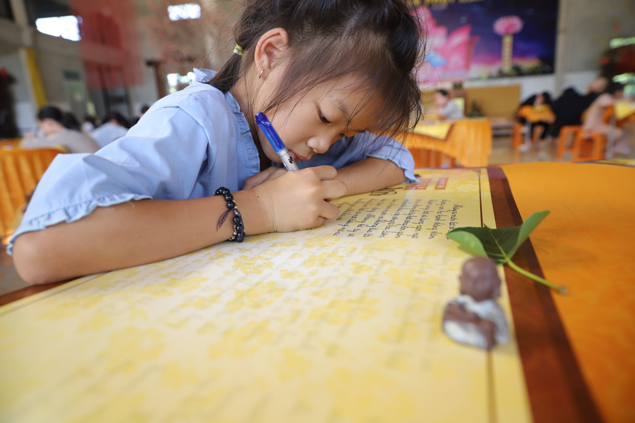 Lễ hội chép kinh cho thanh thiếu niên tại Chùa Liên Hoa (Đắk Nông)