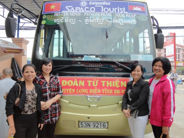 Đoàn từ thiện TP.HCM và huyện Long Điền, tỉnh Bà Rịa - Vũng Tàu cứu trợ đồng bào tại Cambodia