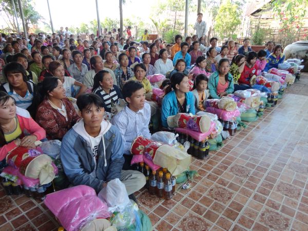 Đoàn từ thiện TP.HCM và huyện Long Điền, tỉnh Bà Rịa - Vũng Tàu cứu trợ đồng bào tại Cambodia