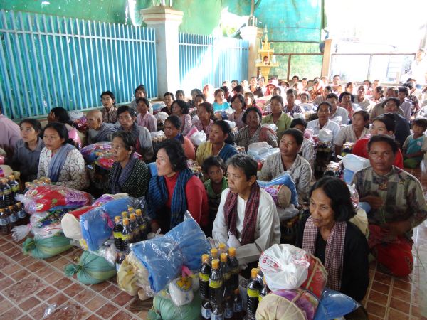 Đoàn từ thiện TP.HCM và huyện Long Điền, tỉnh Bà Rịa - Vũng Tàu cứu trợ đồng bào tại Cambodia