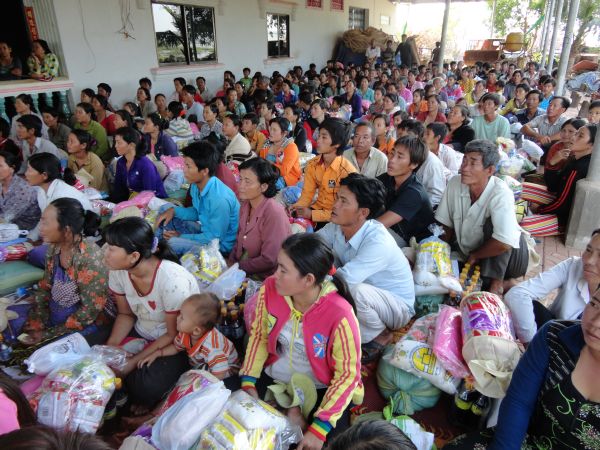 Đoàn từ thiện TP.HCM và huyện Long Điền, tỉnh Bà Rịa - Vũng Tàu cứu trợ đồng bào tại Cambodia